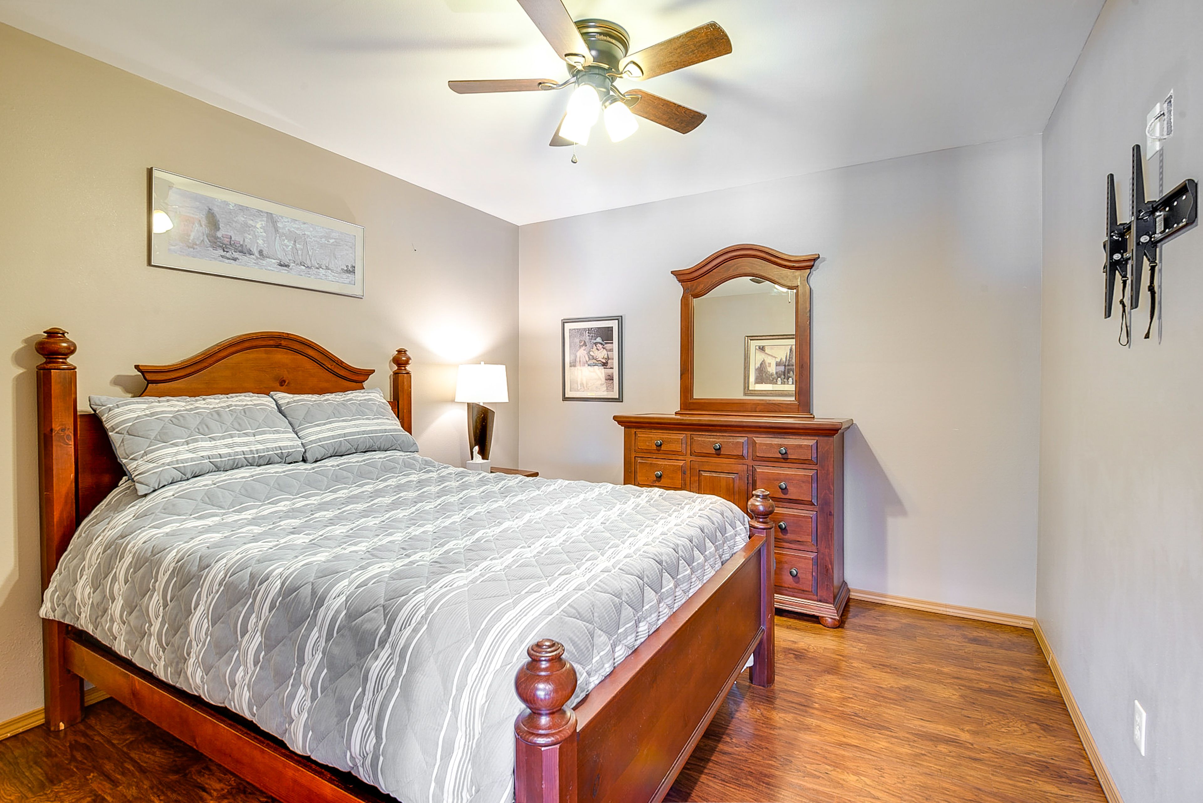 Bedroom | Queen Bed | Linens Provided