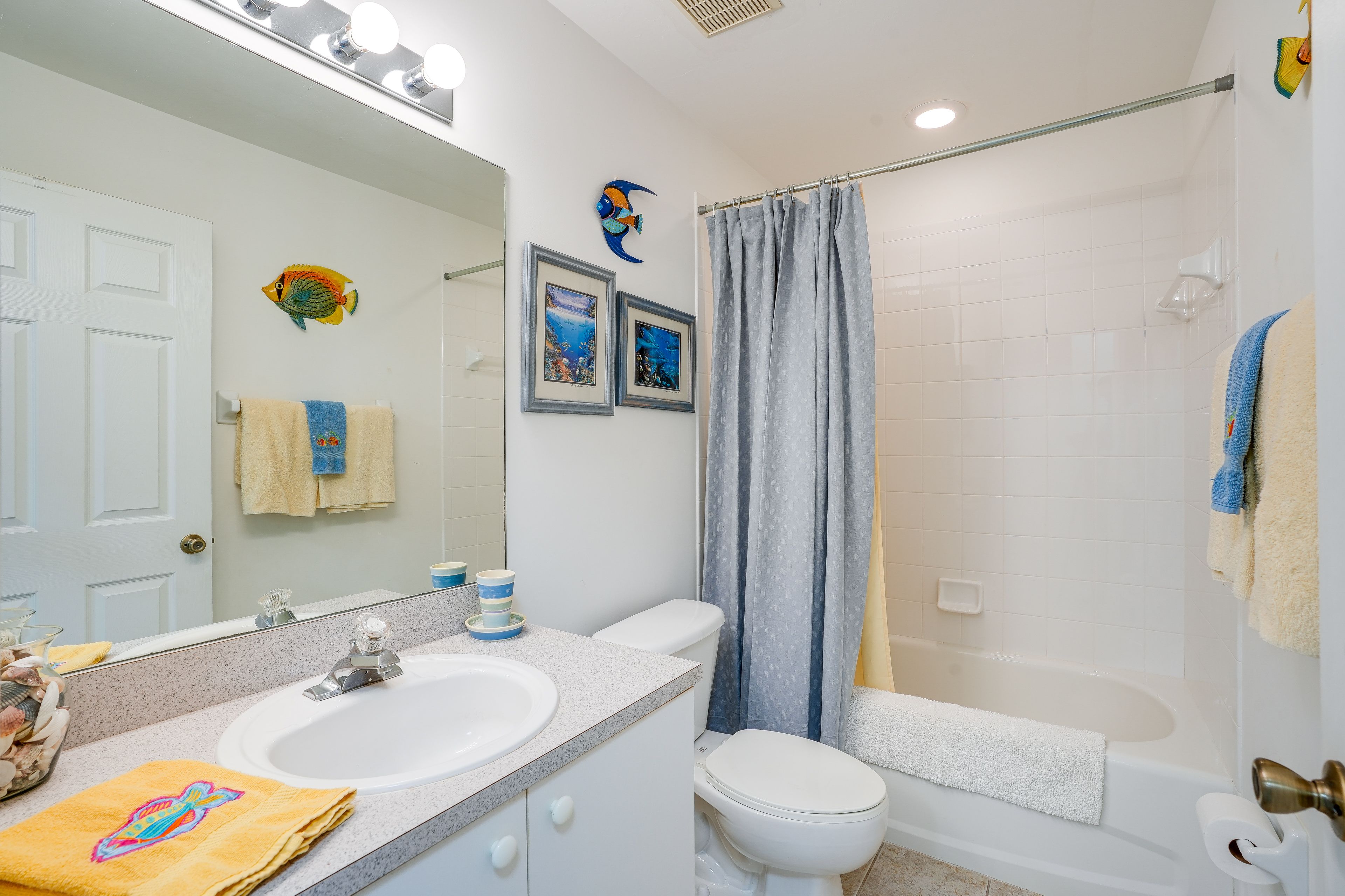 Full Bathroom | Towels Provided