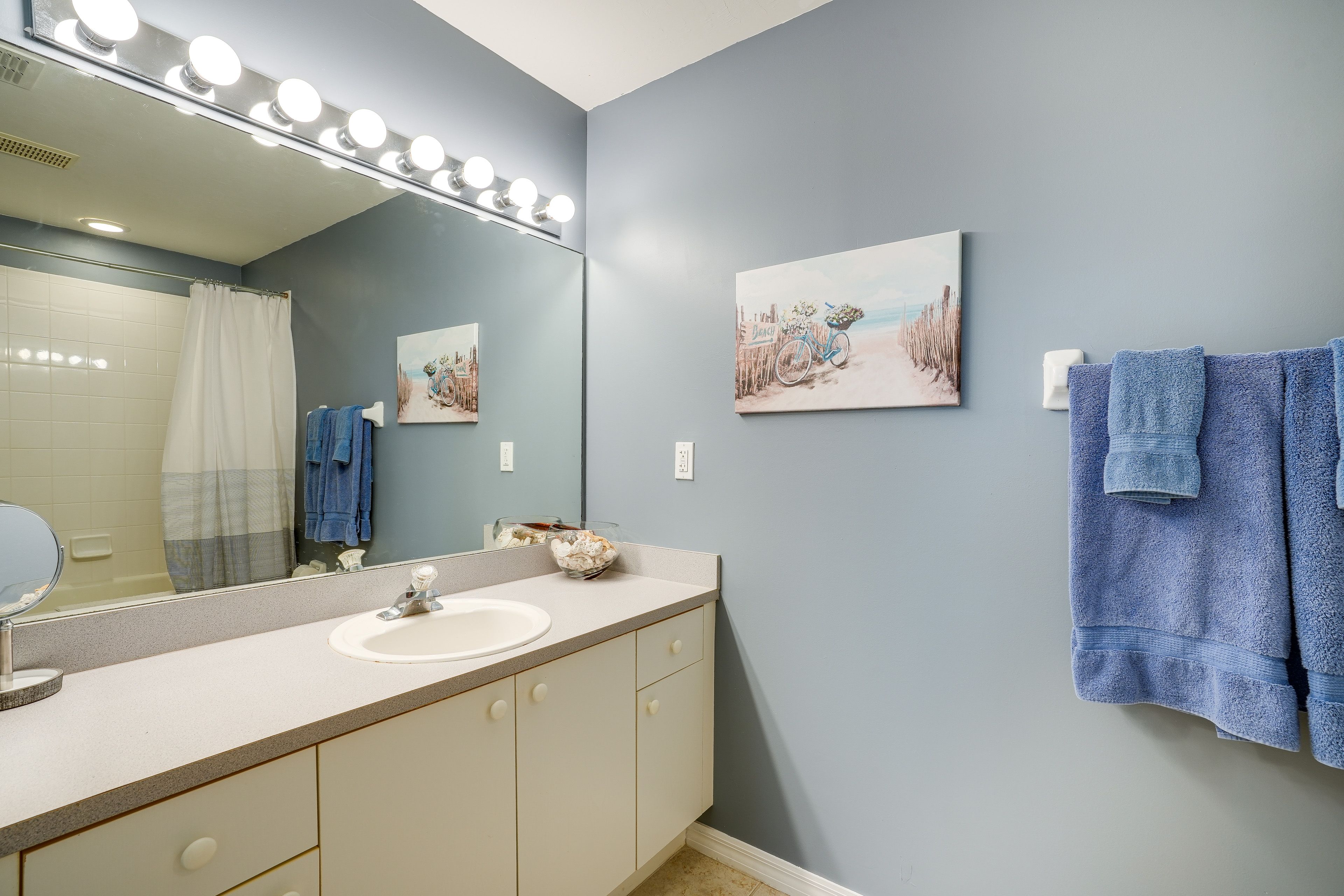Full Bathroom | Complimentary Toiletries