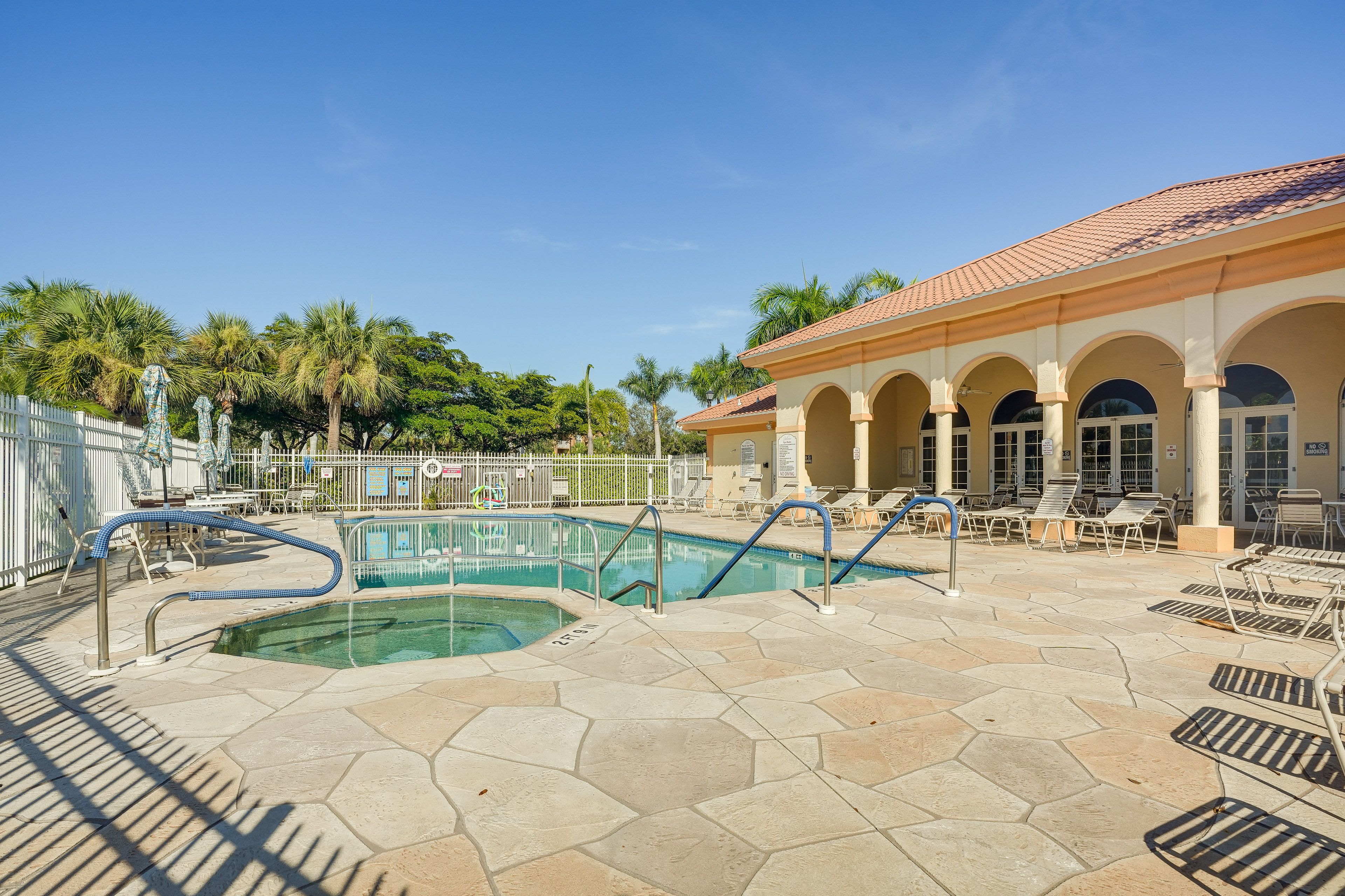 Community Amenities | Outdoor Pool