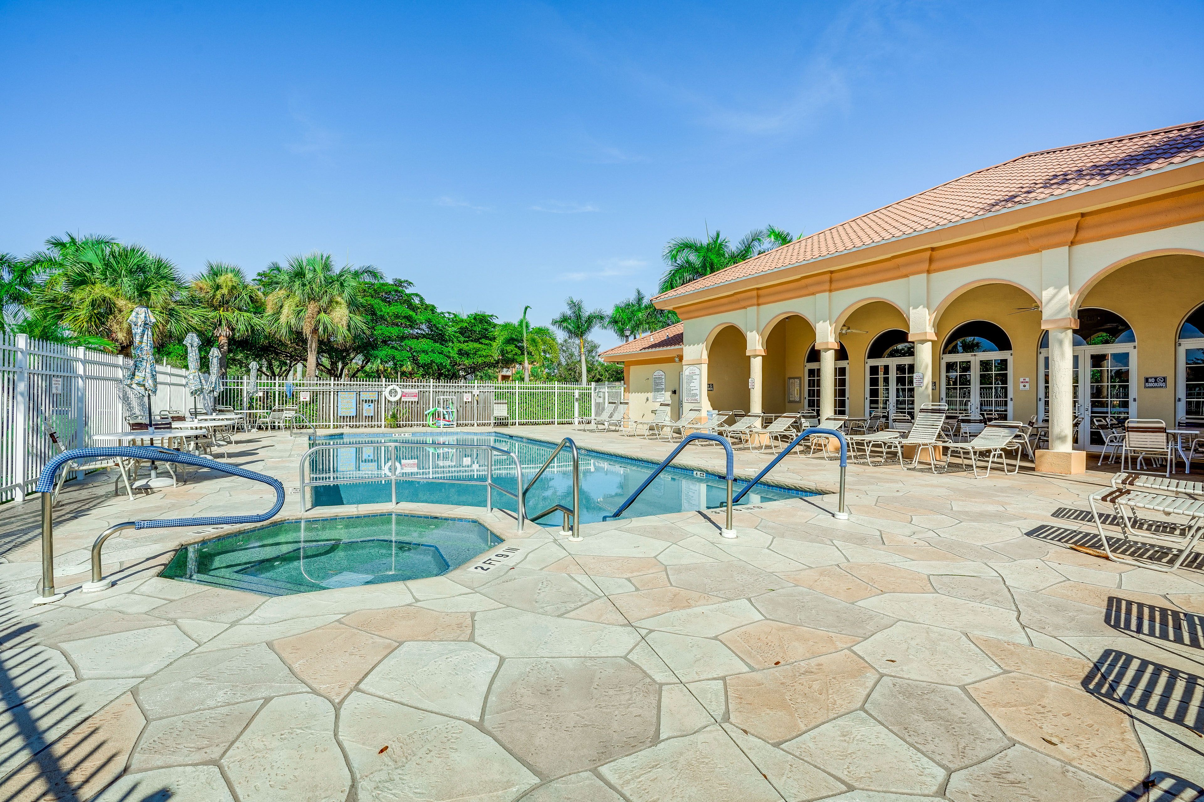 Community Amenities | Outdoor Pool