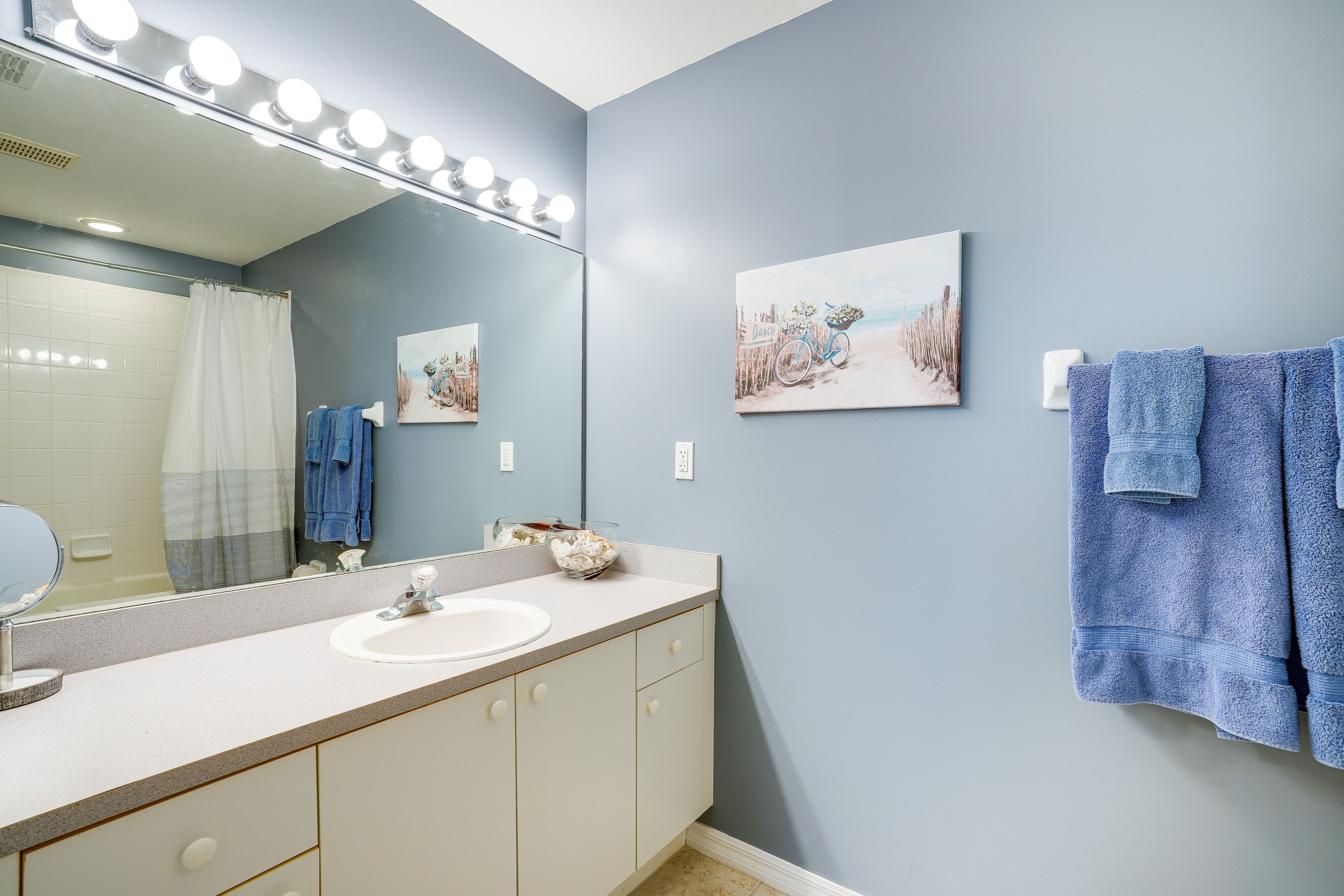 Full Bathroom | Complimentary Toiletries