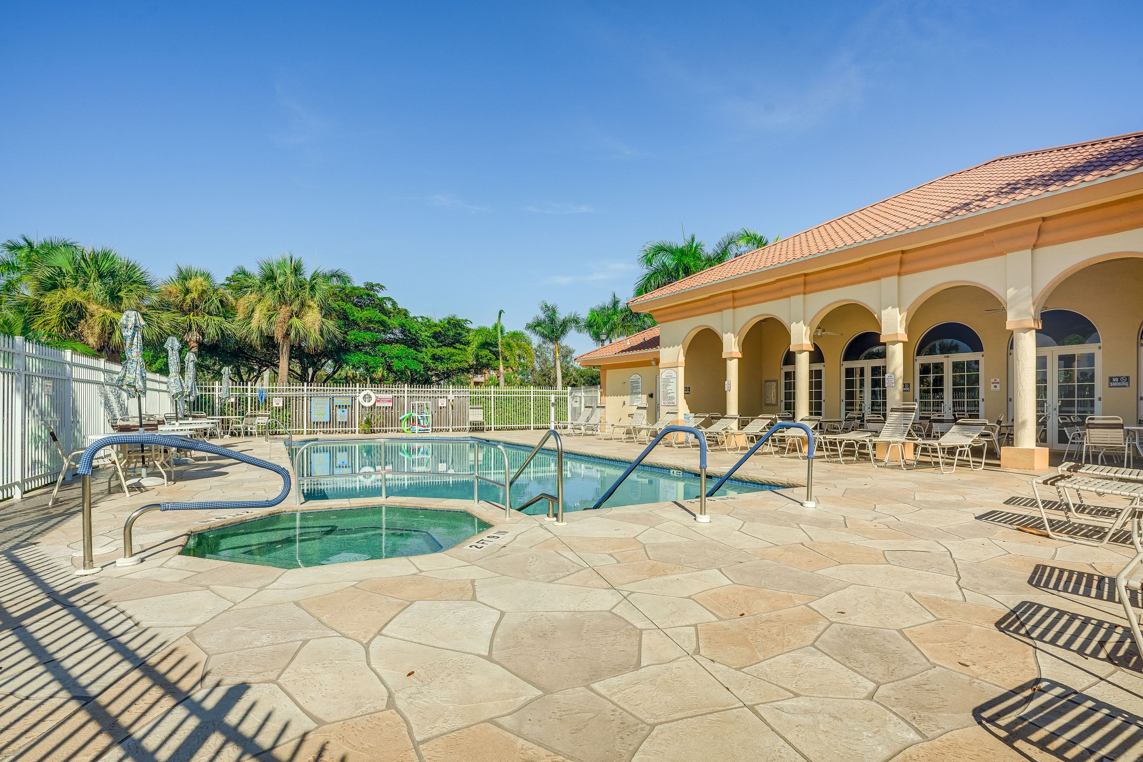 Community Amenities | Outdoor Pool