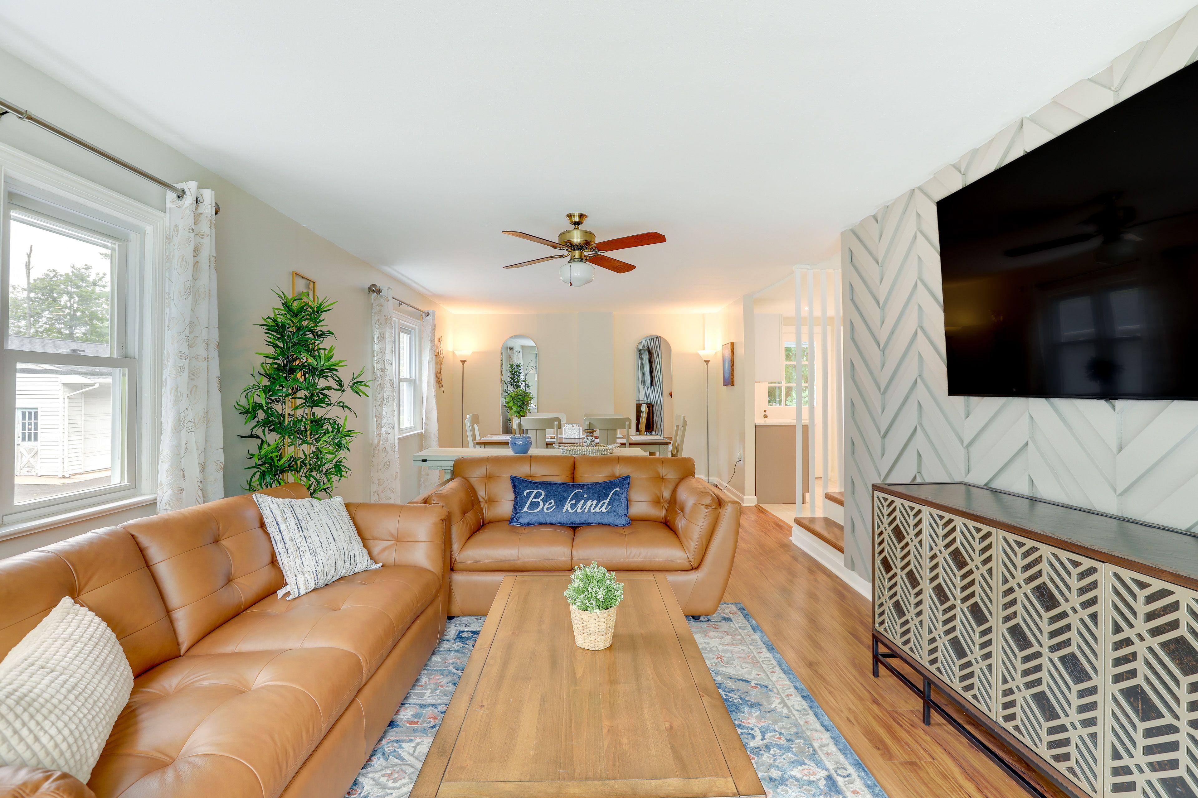 Living Room | Smart TV | Free WiFi | Central A/C