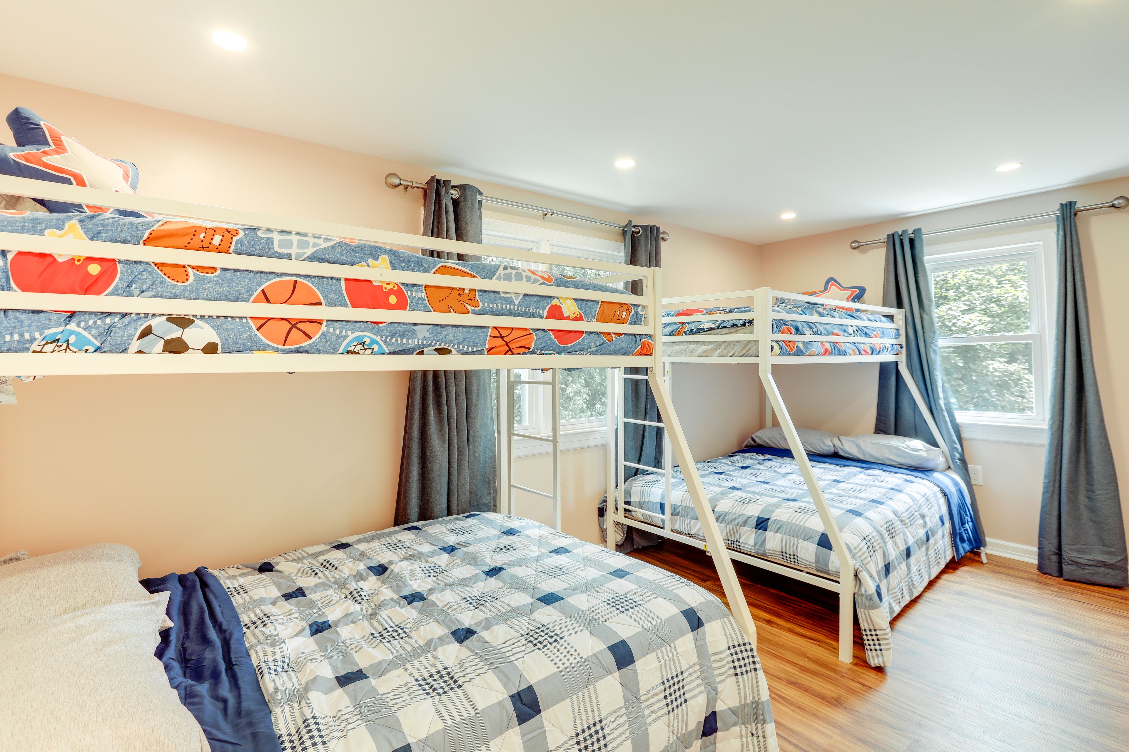 Bedroom 5 | 2 Twin/Full Bunk Beds