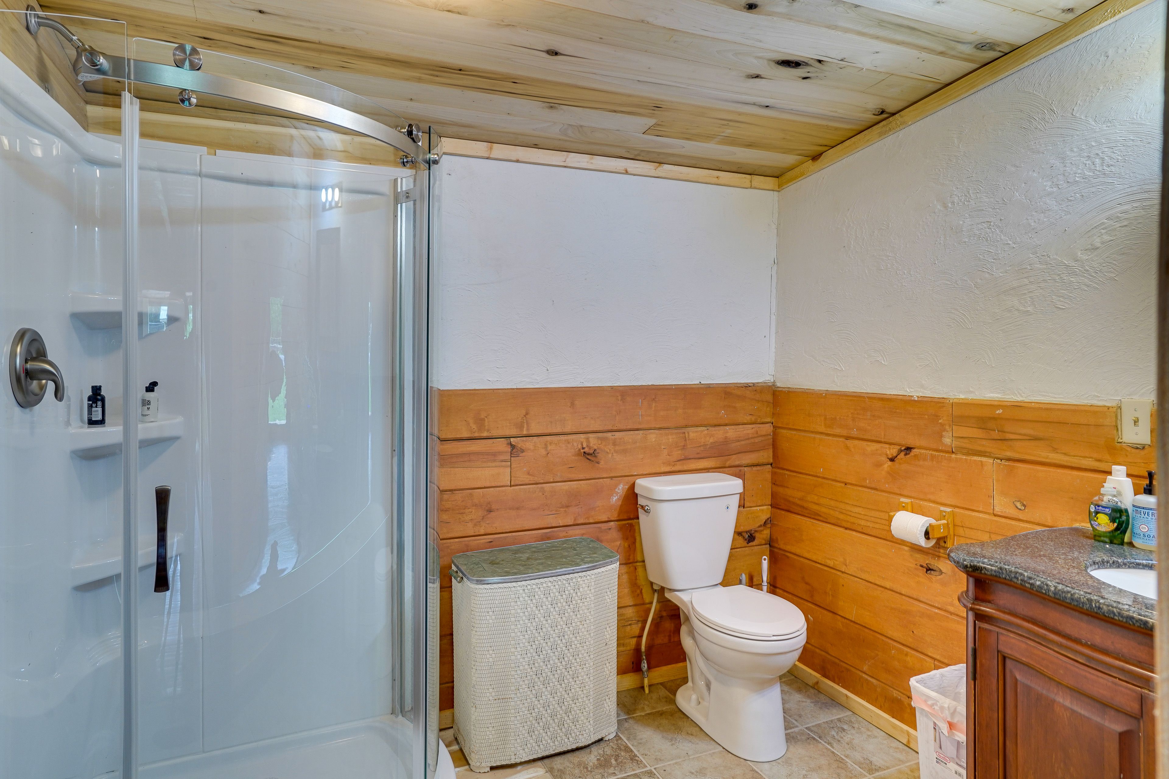 Full Bathroom | Towels Provided | Complimentary Toiletries