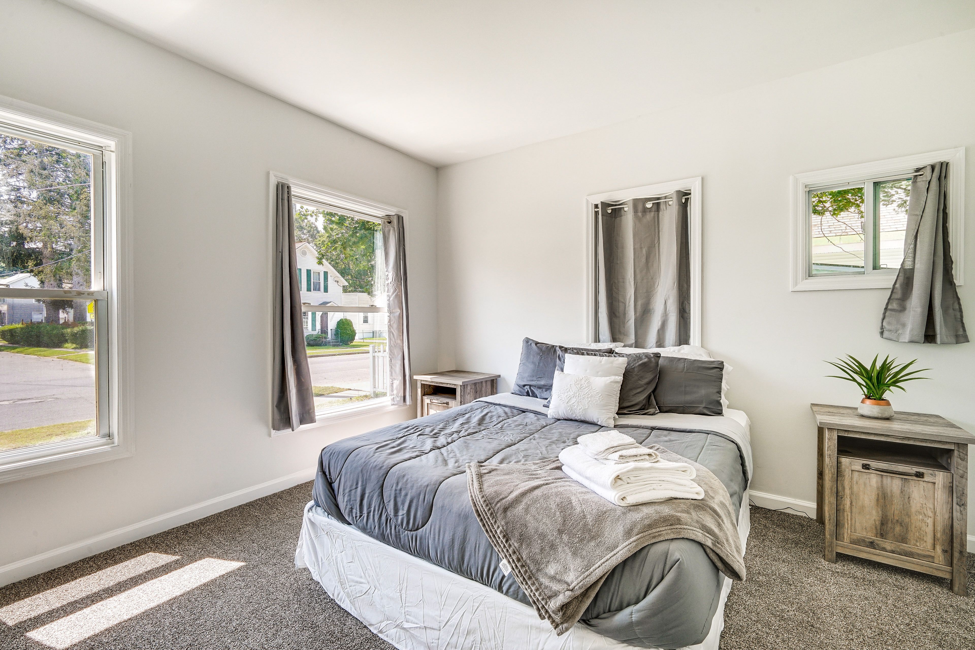 Bedroom 1 | Queen Bed
