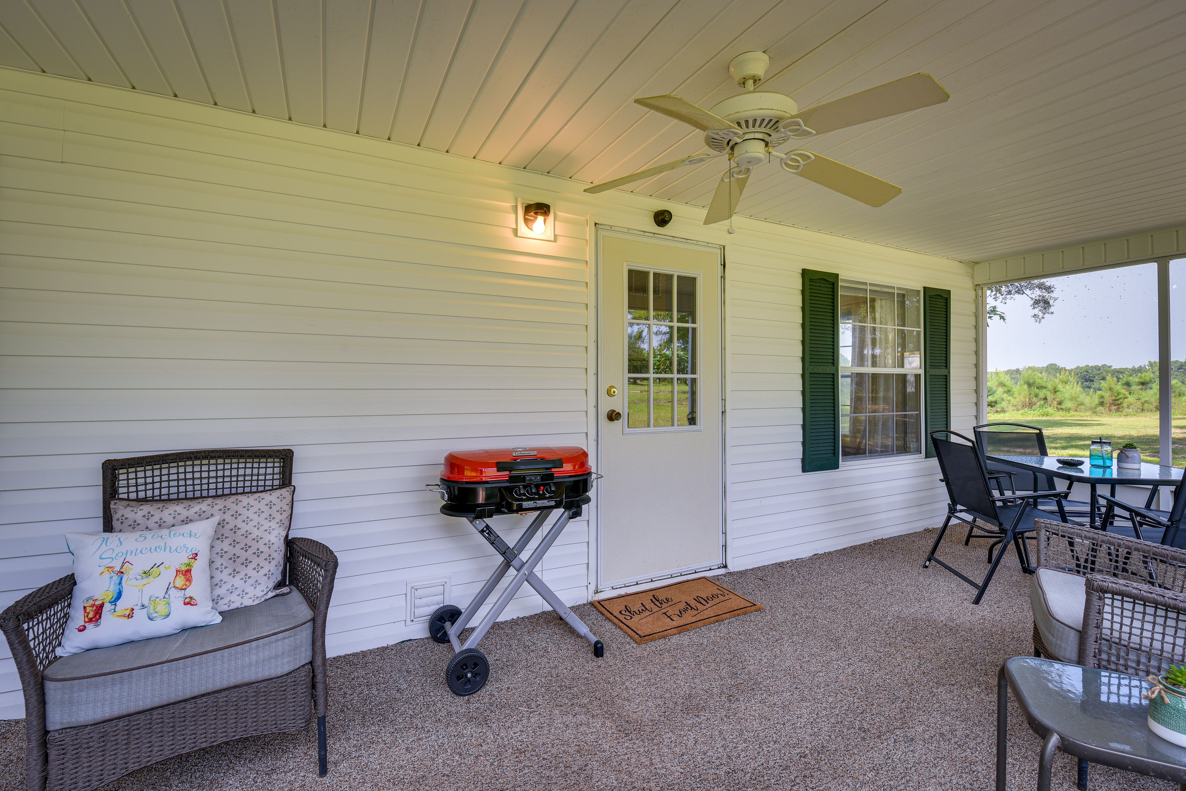 Screened-In Patio | Gas Grill | Outdoor Seating & Dining