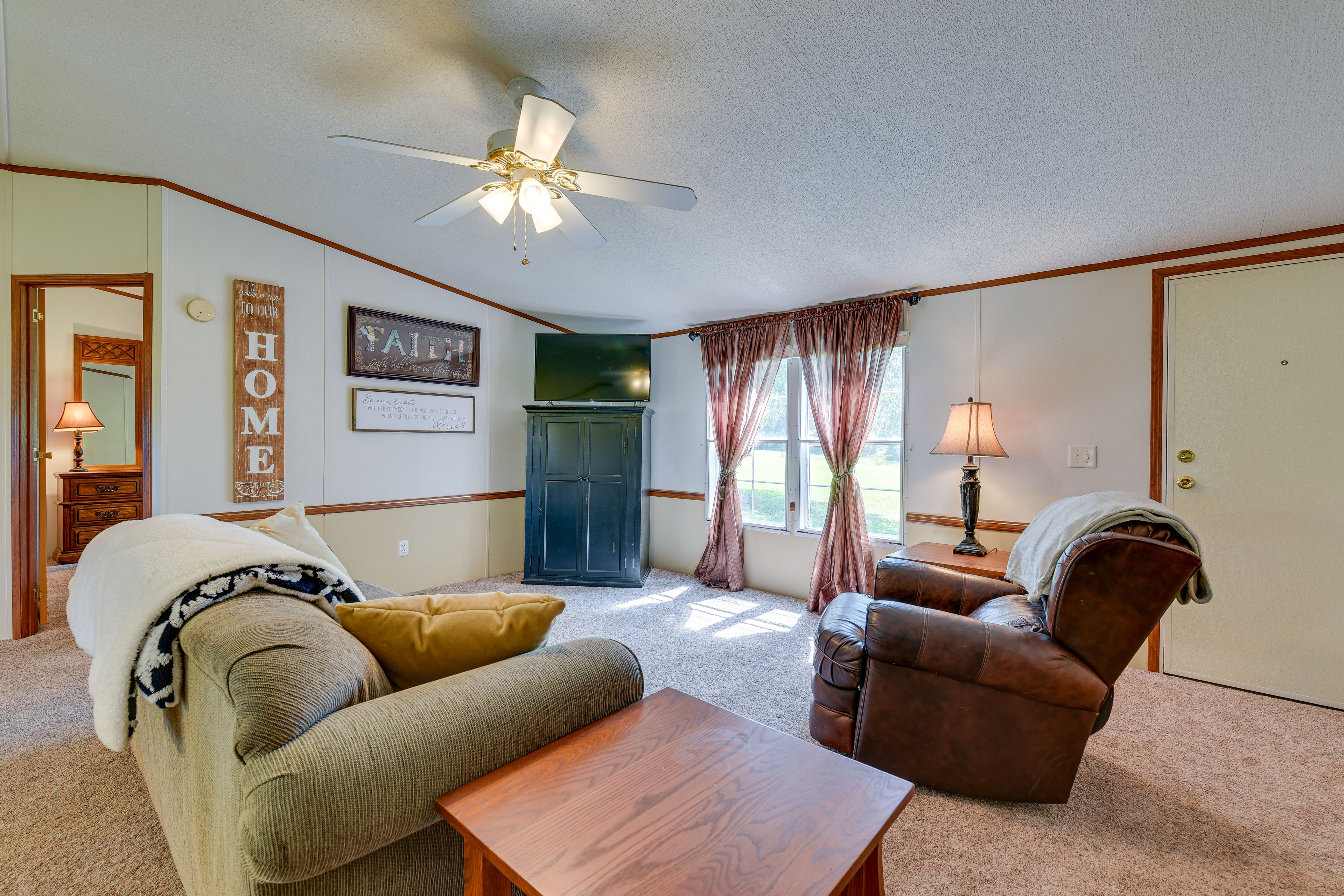 Living Room | Smart TV | Central A/C | Ceiling Fans | Free WiFi