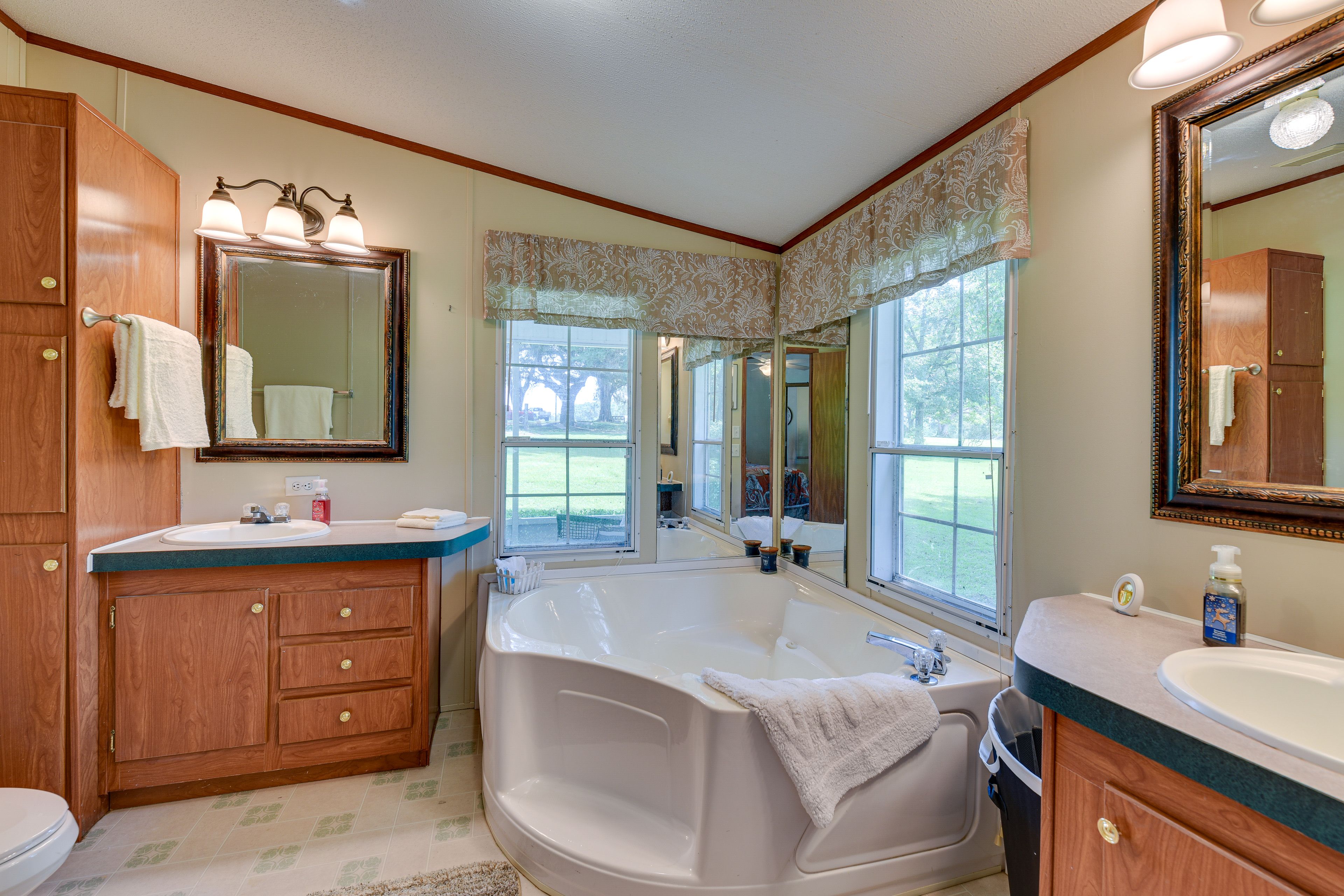 Full Bathroom | Soaking Tub | Walk-In Shower | Complimentary Toiletries