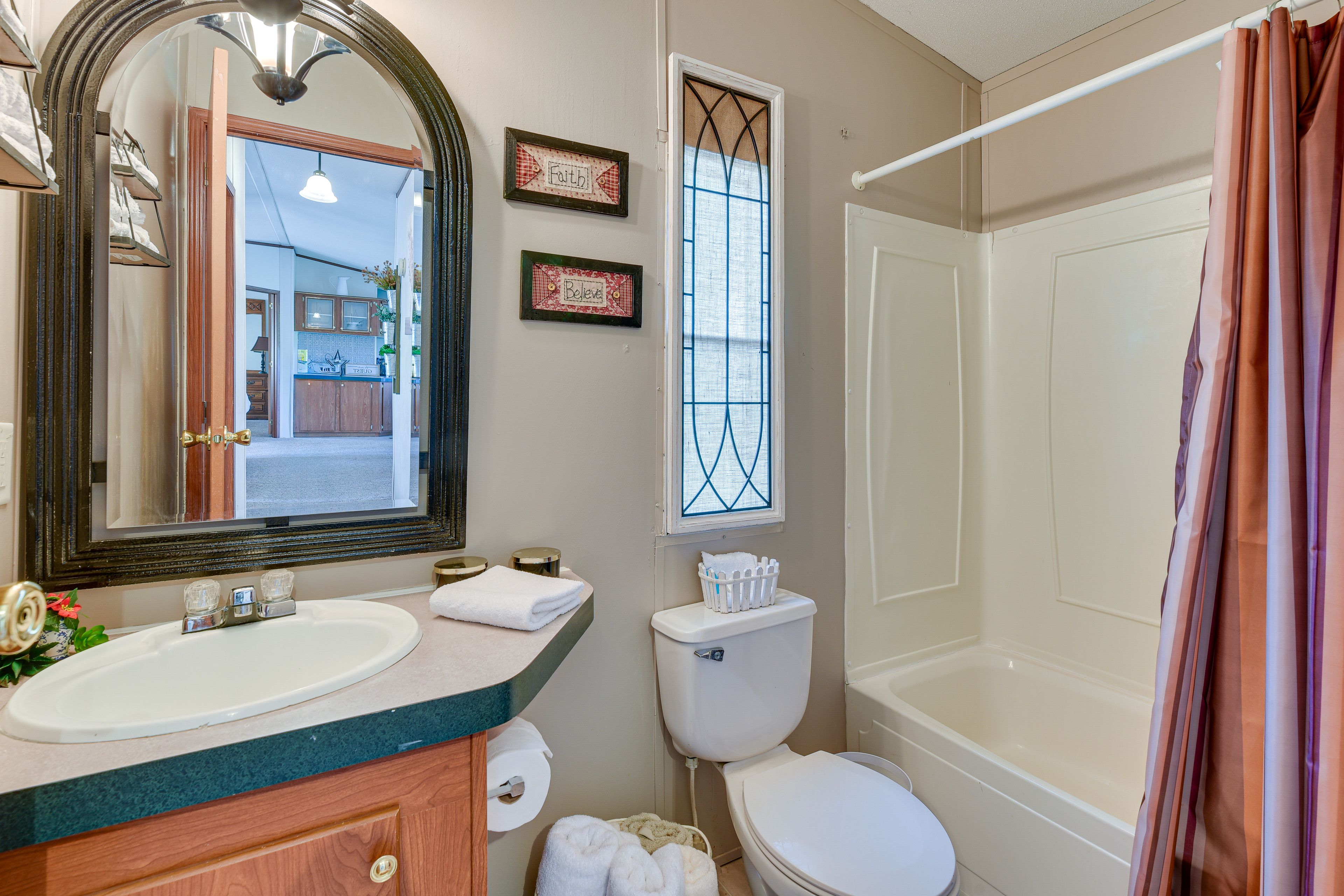 Full Bathroom | Shower/Tub Combo | Towels Provided