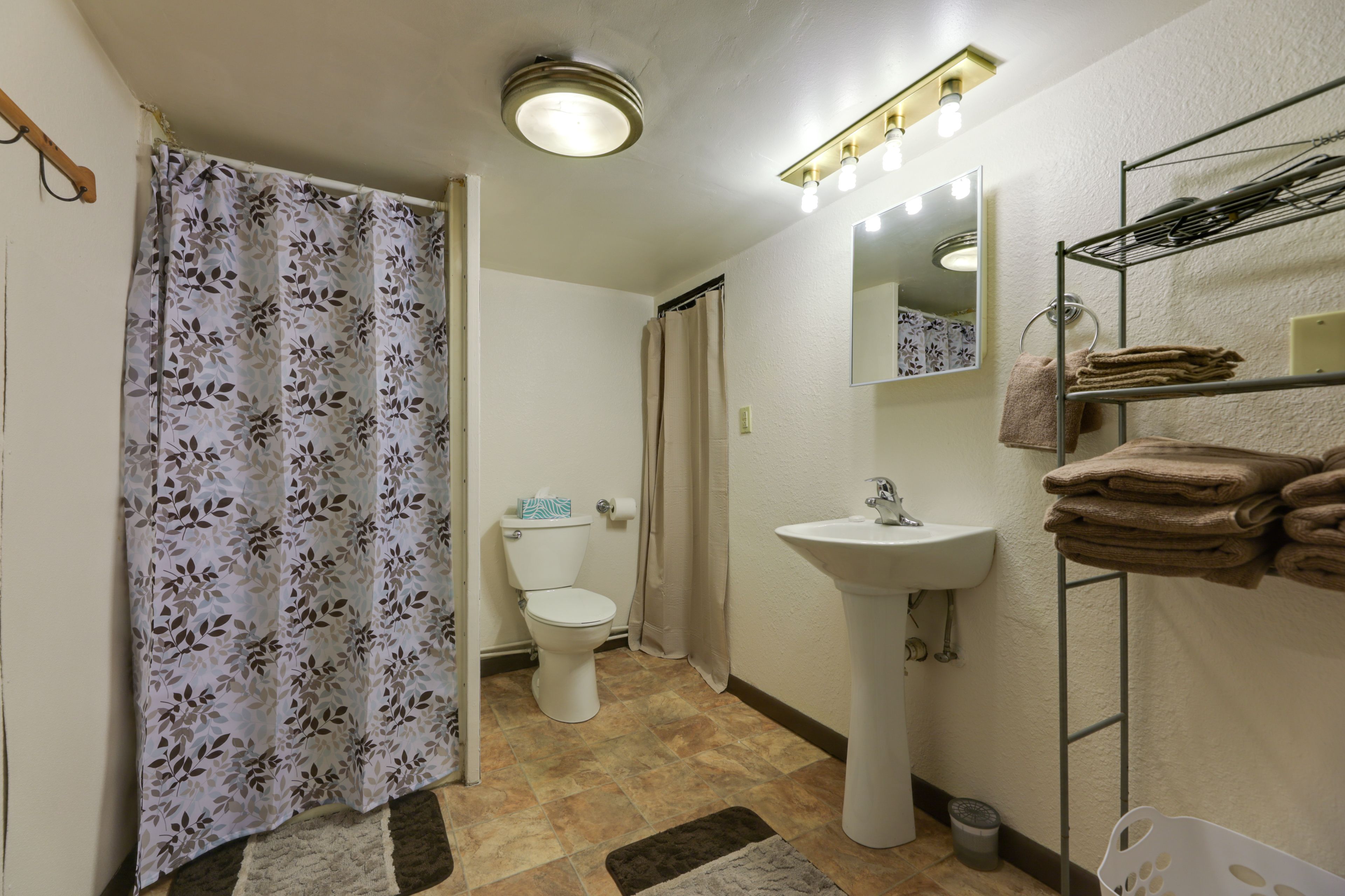 Full Bathroom | Towels Provided