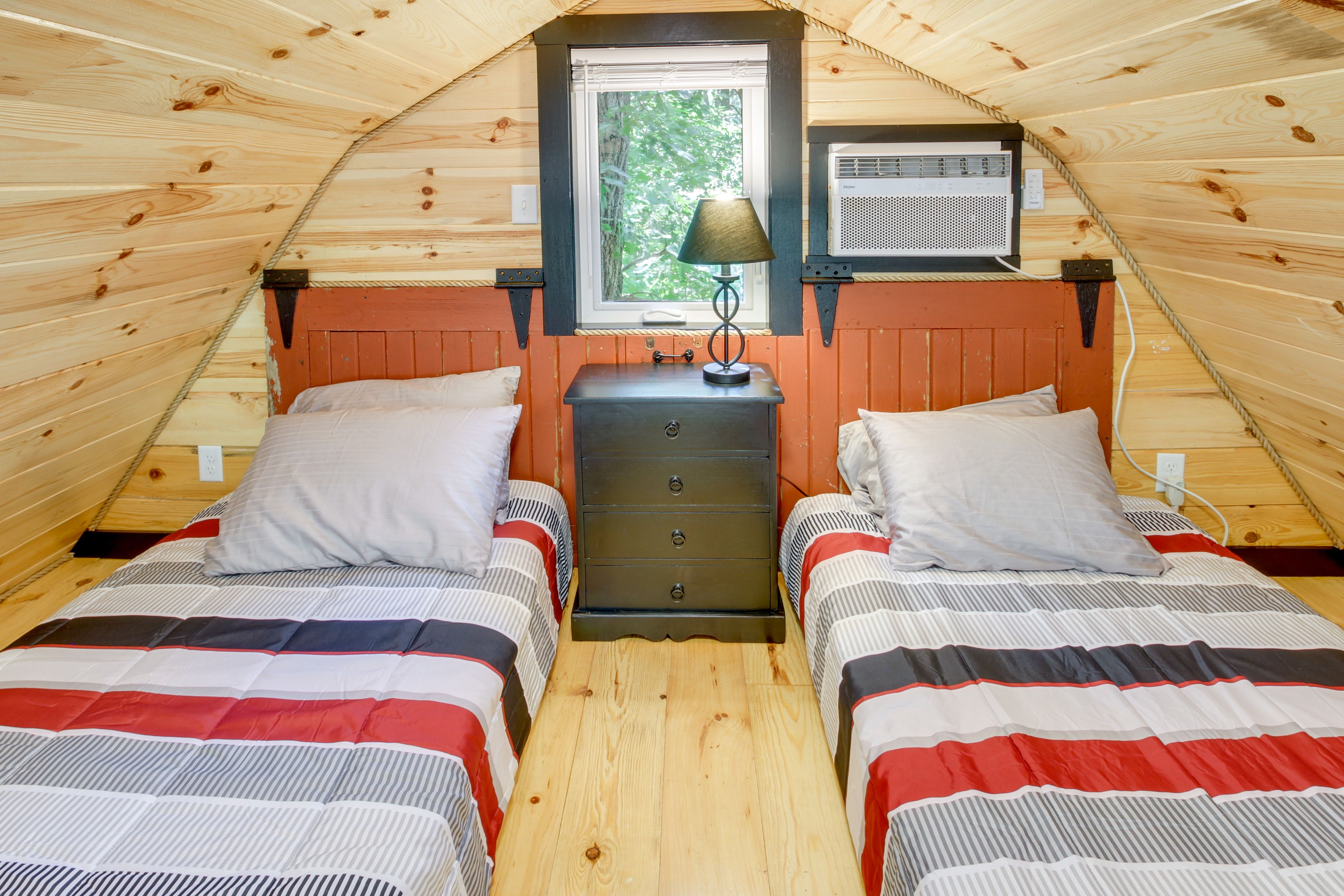 Loft | 2 Twin Beds (or King Bed)