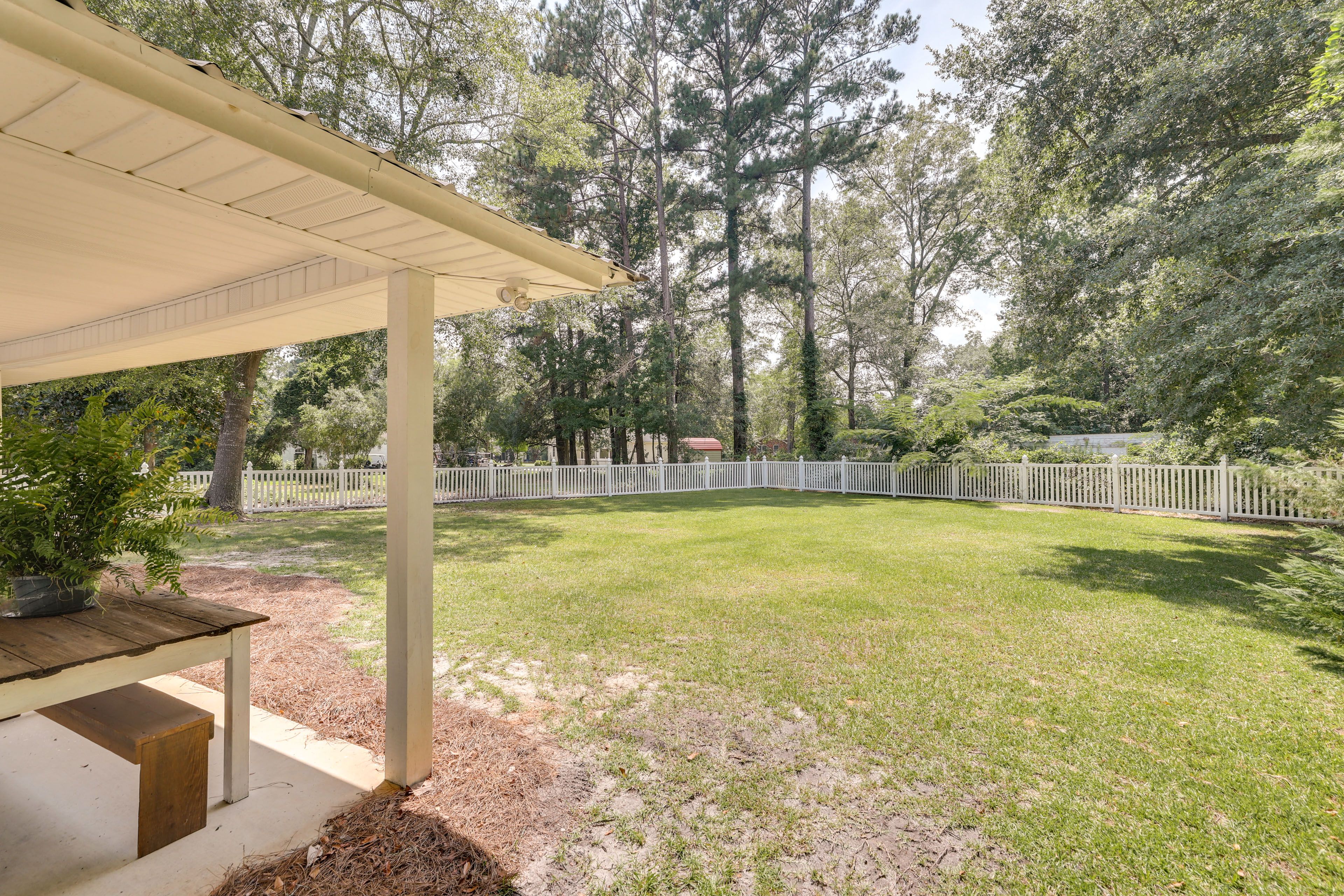 Spacious Private Yard | Outdoor Dining Area
