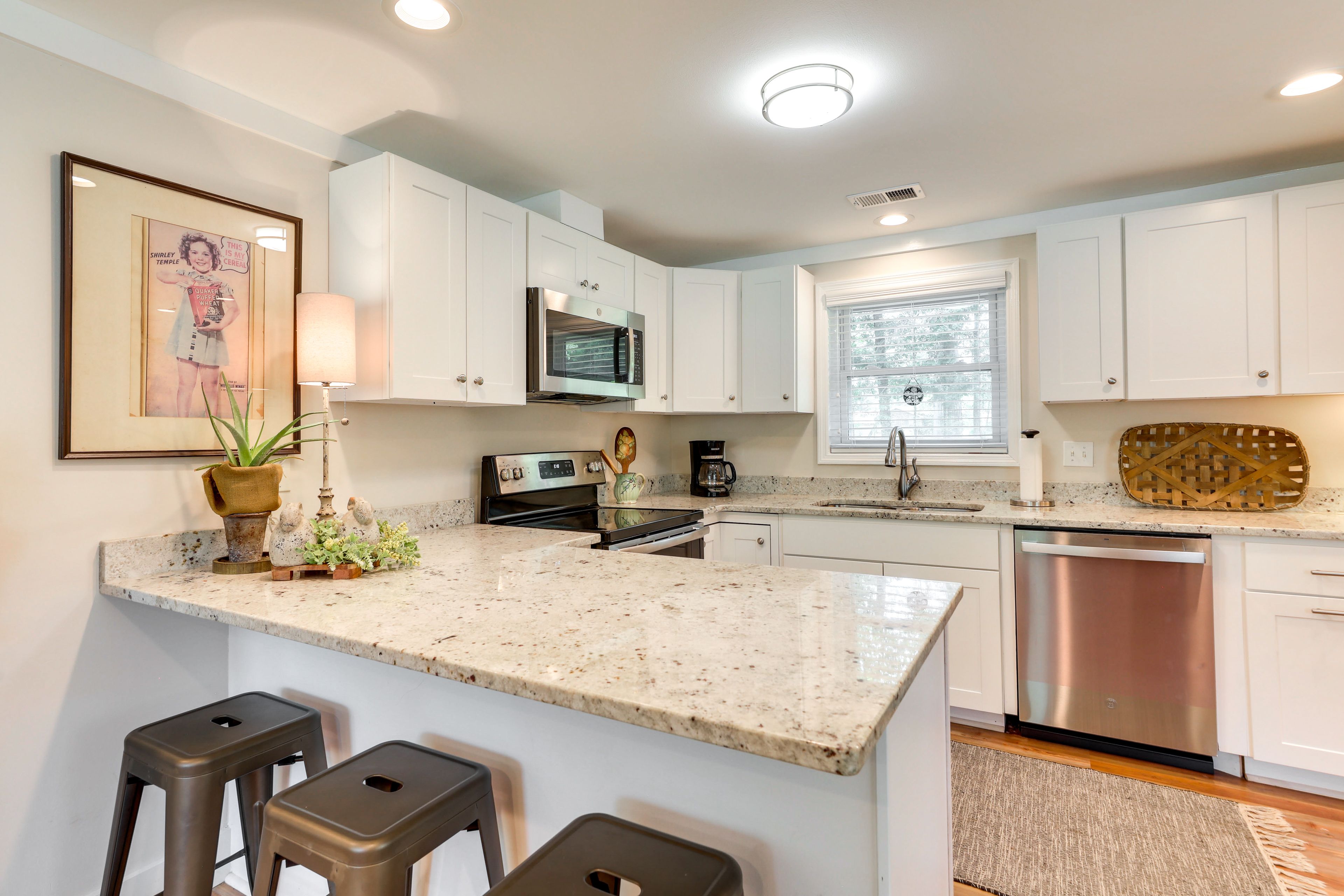 Kitchen | Breakfast Bar w/ Seating | Dishwasher | Coffee Maker | Cooking Basics