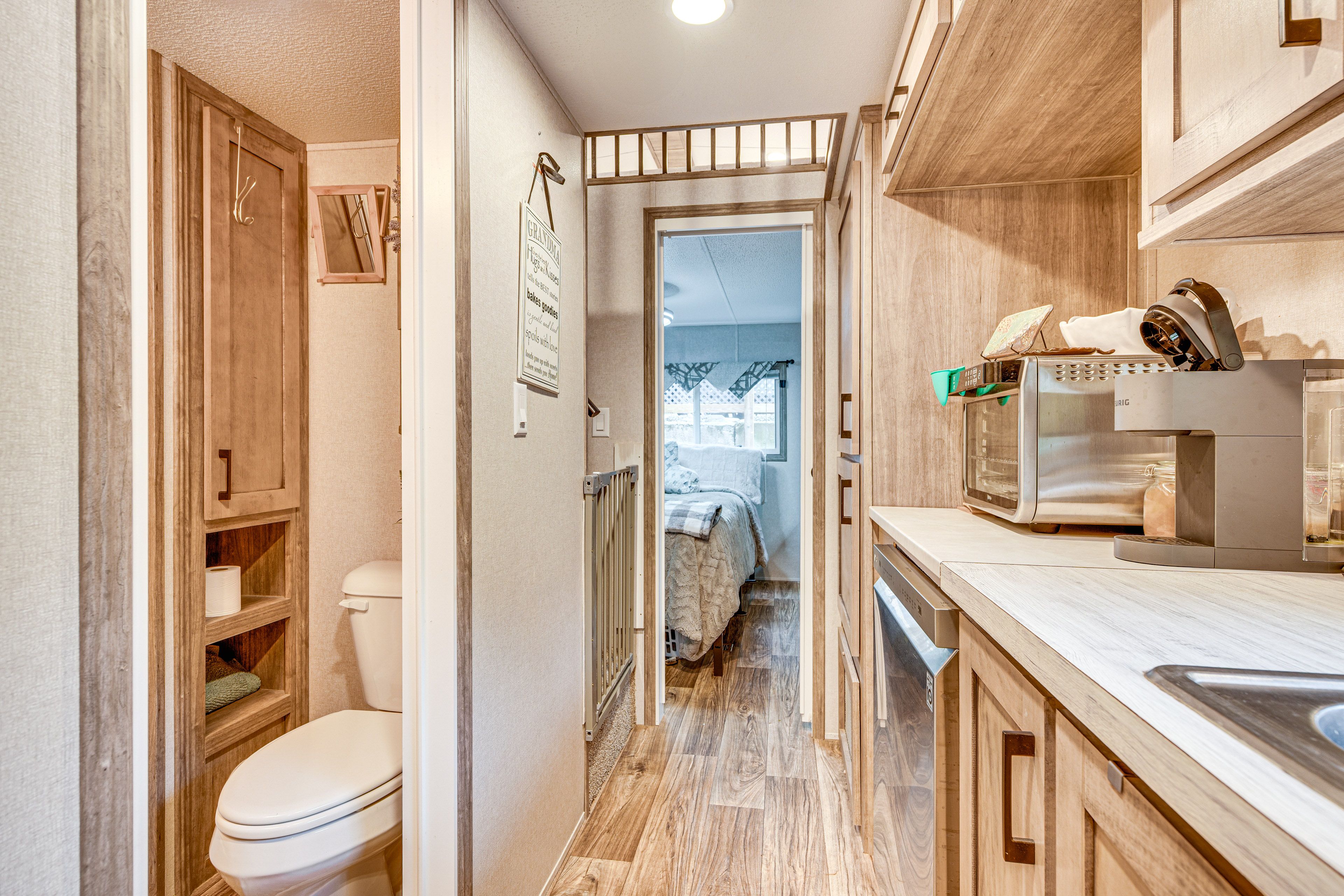 Full Bathroom | 1st Floor | 1 Step Up | Towels Provided