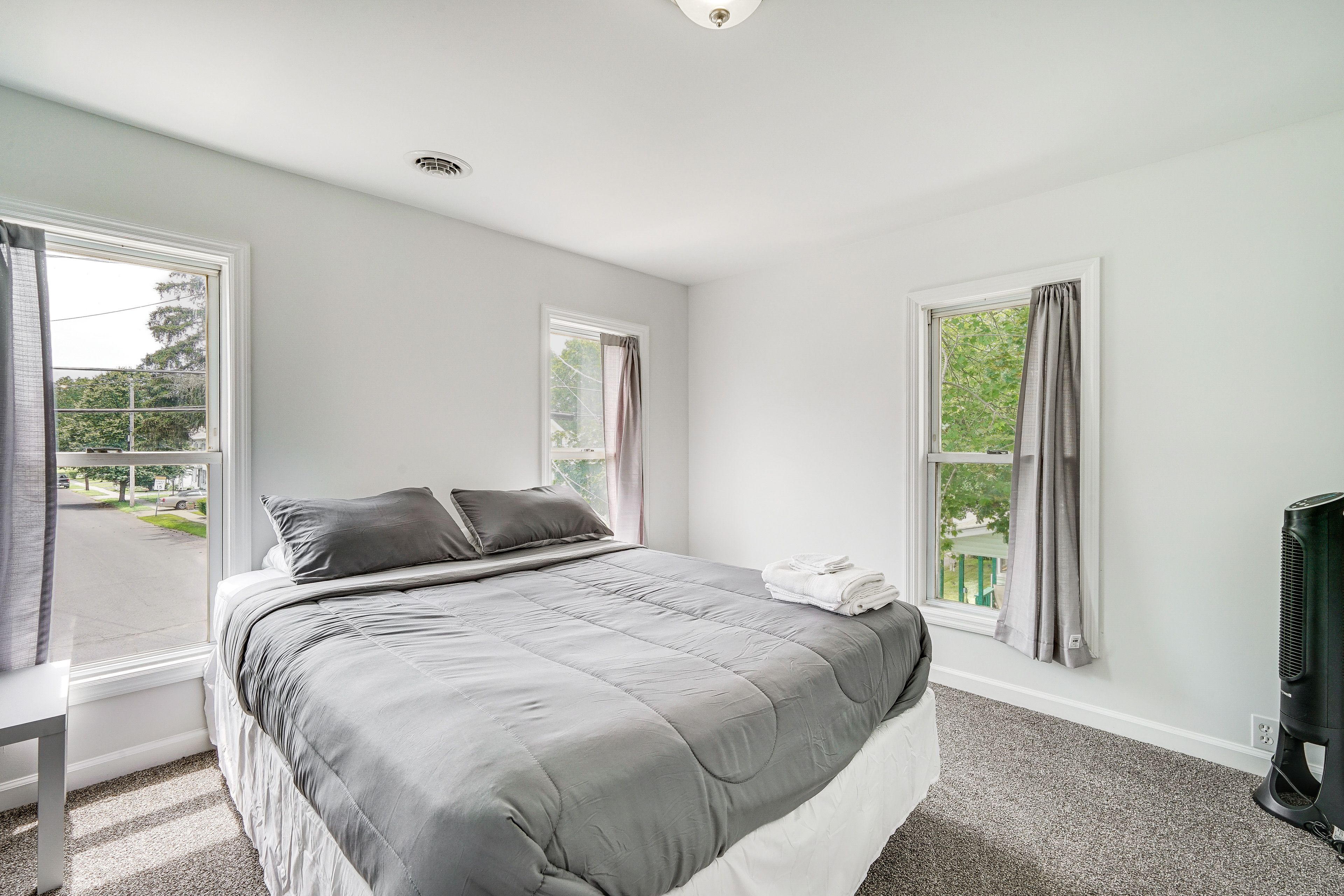Bedroom 1 | Queen Bed
