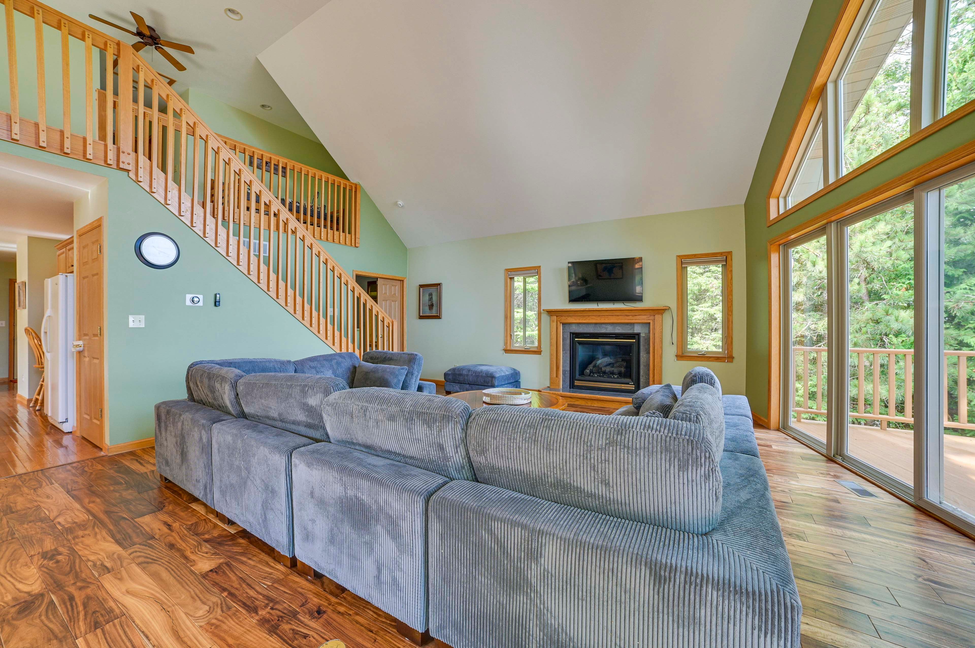 Living Room | Smart TV | Fireplace