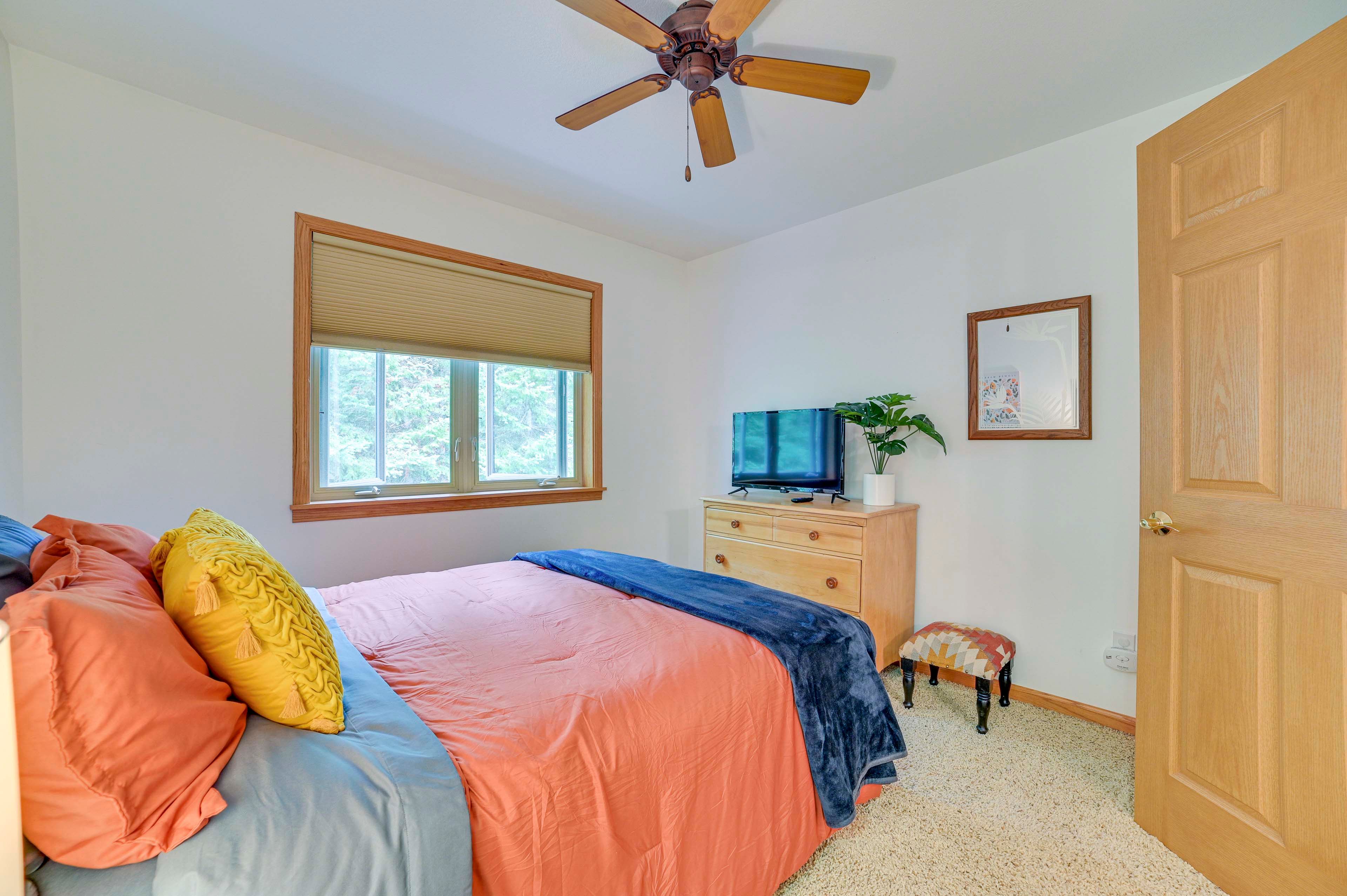 Bedroom 2 | Queen Bed | 2nd Floor | Walk-In Closet