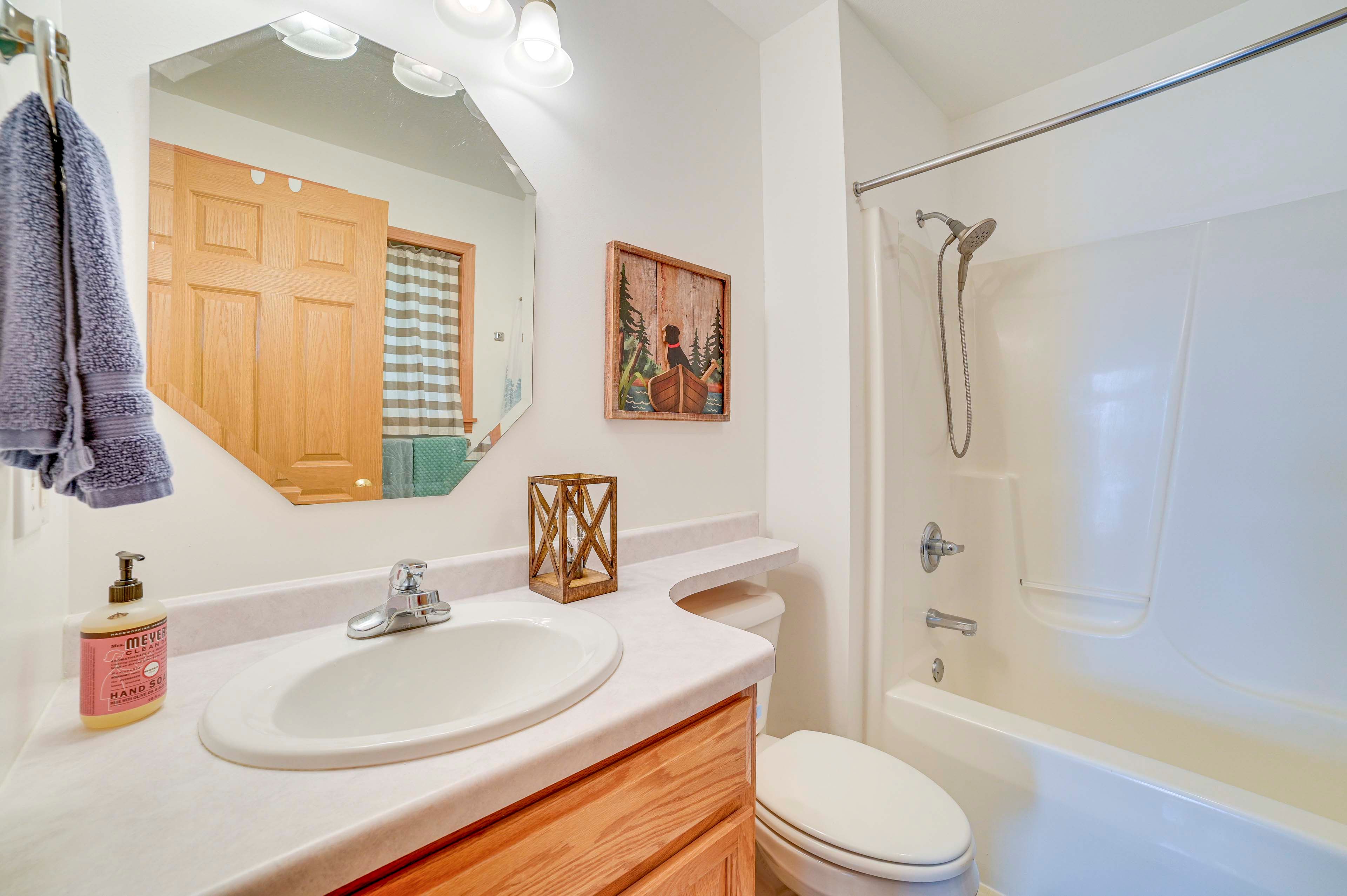 Full Bathroom | 1st Floor | Towels Provided | Complimentary Toiletries