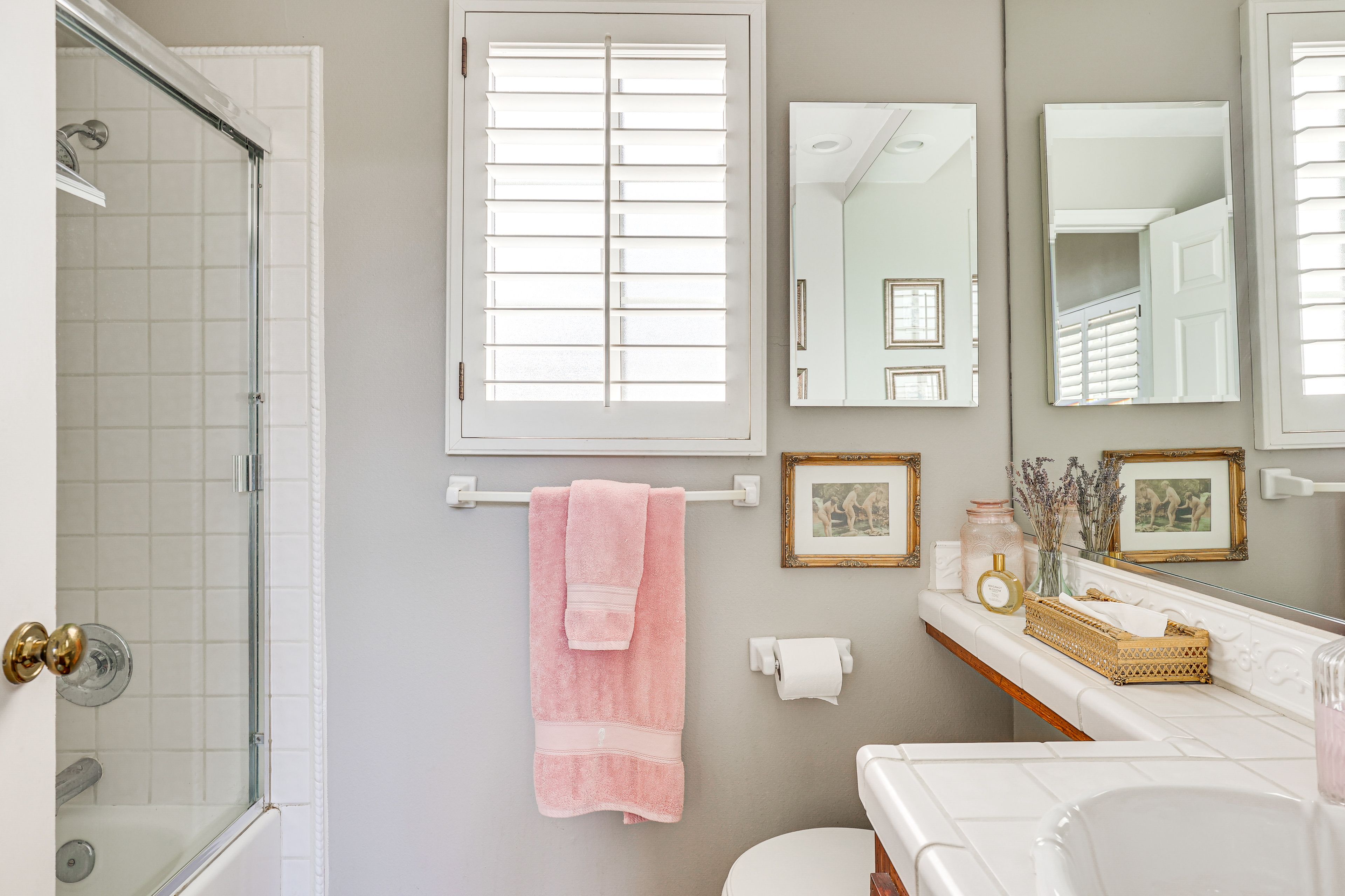 Full Bathroom | 1st Floor | Complimentary Toiletries