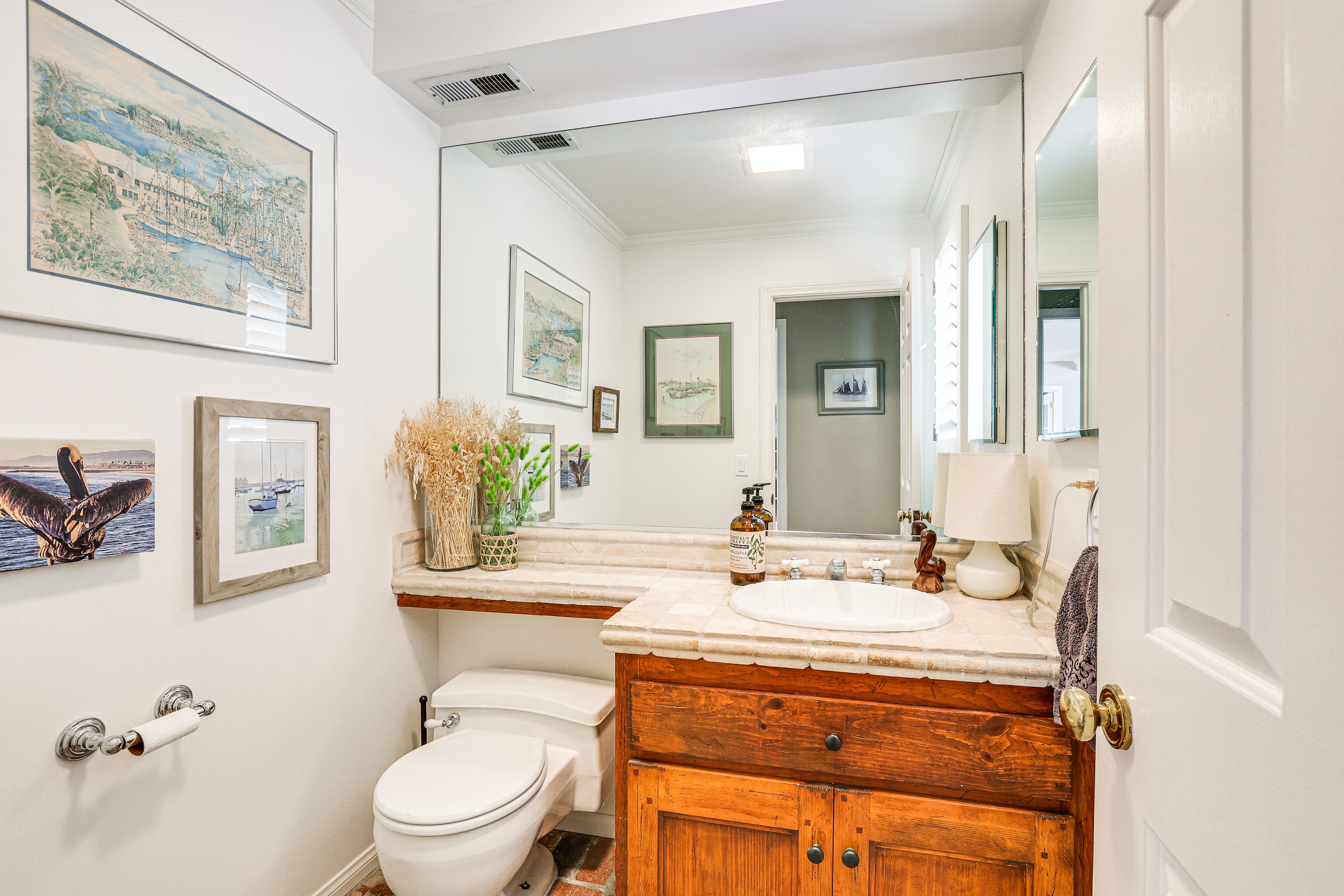 Half Bathroom | 1st Floor | Towels Provided