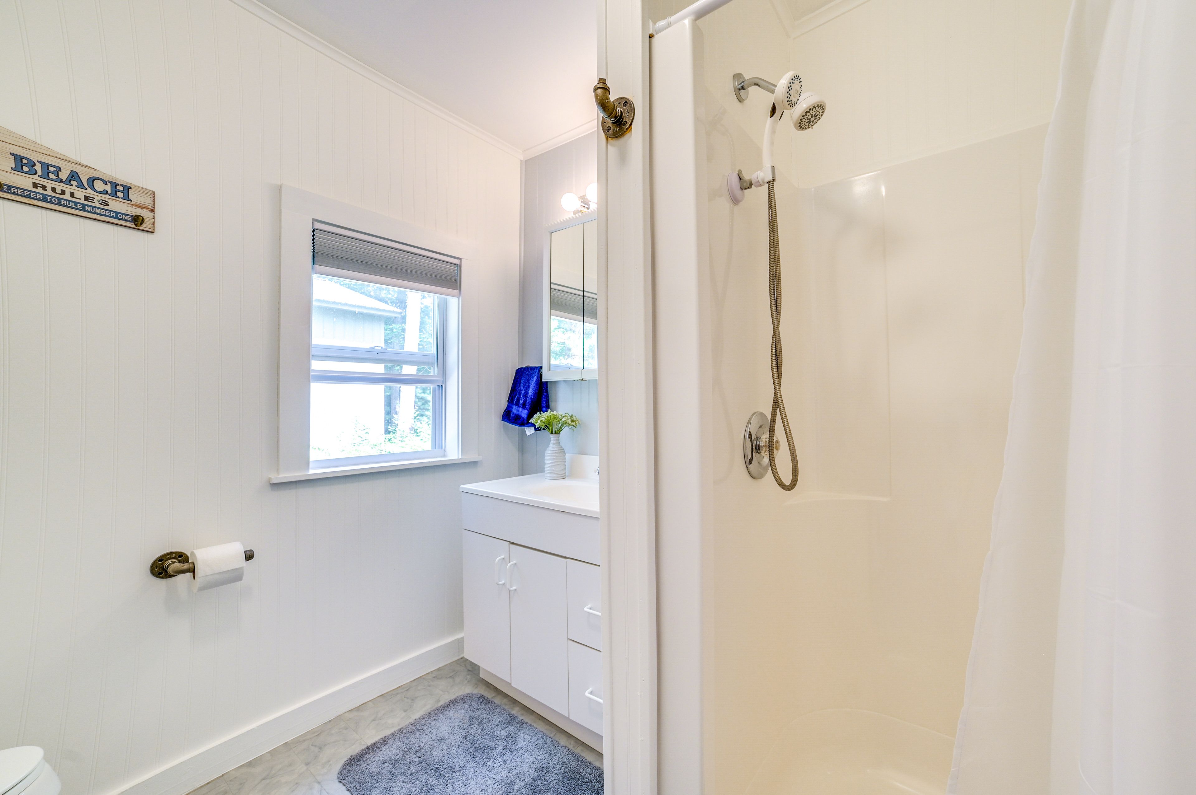 Full Bathroom | Complimentary Toiletries | Towels Provided