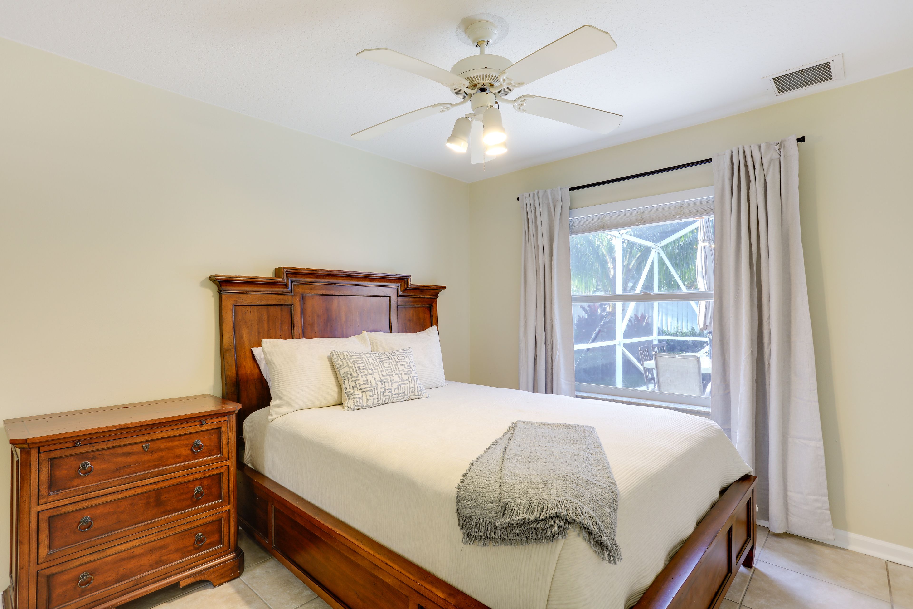 Bedroom 3 | Queen Bed