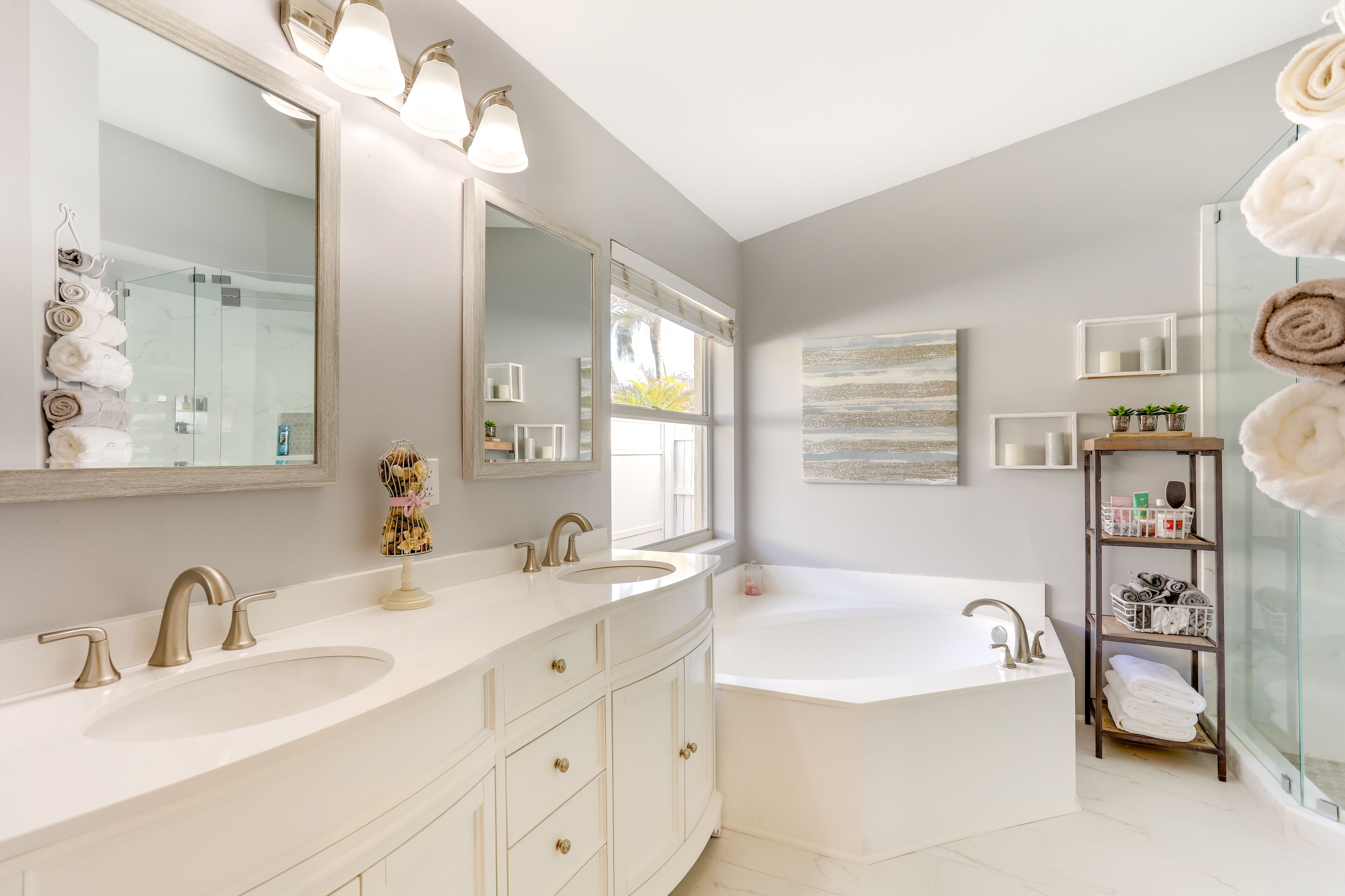 En-Suite Bathroom | Towels Provided