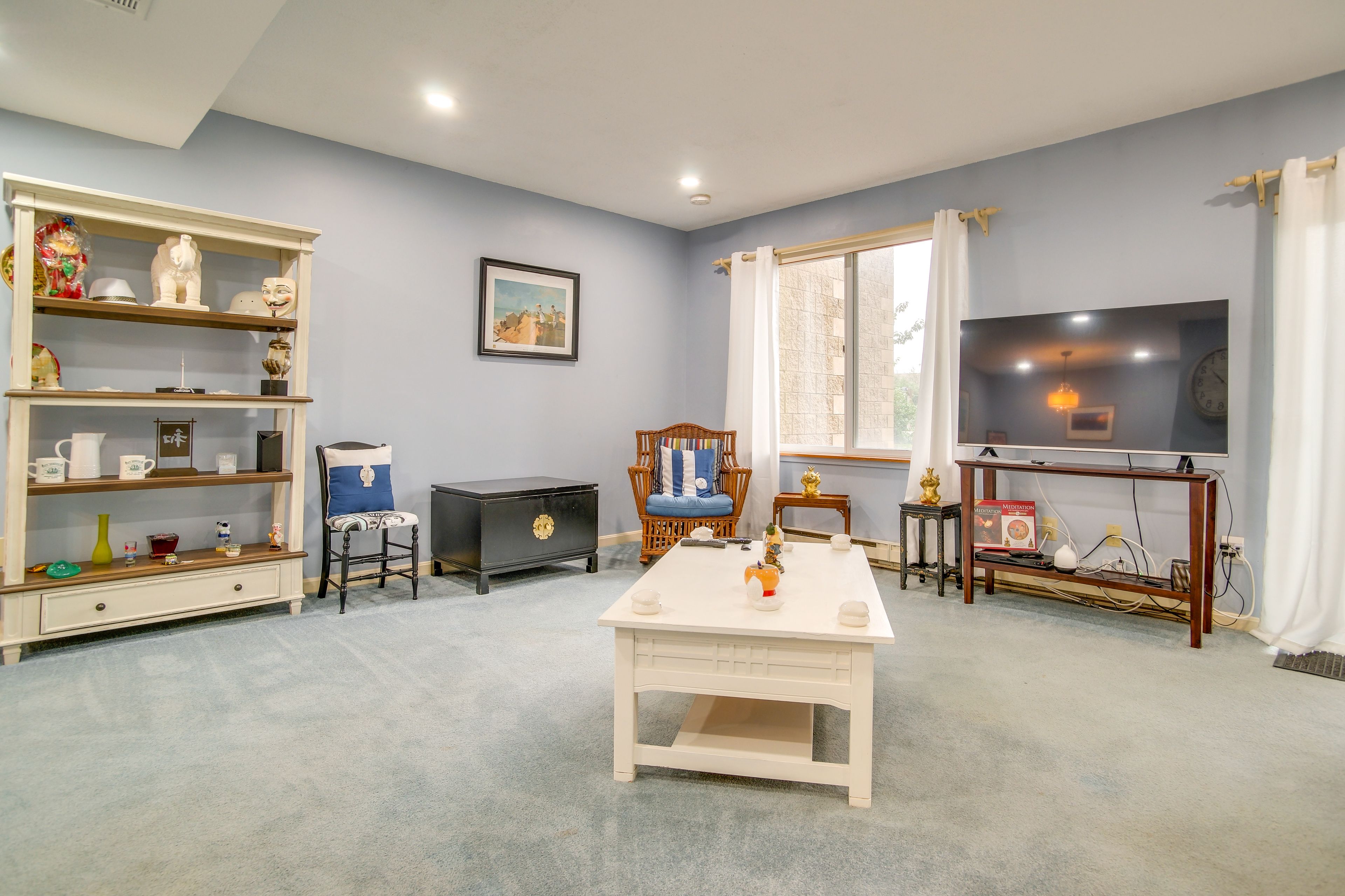 Living Room | Full Sleeper Sofa | Free WiFi | Smart TV | Central A/C