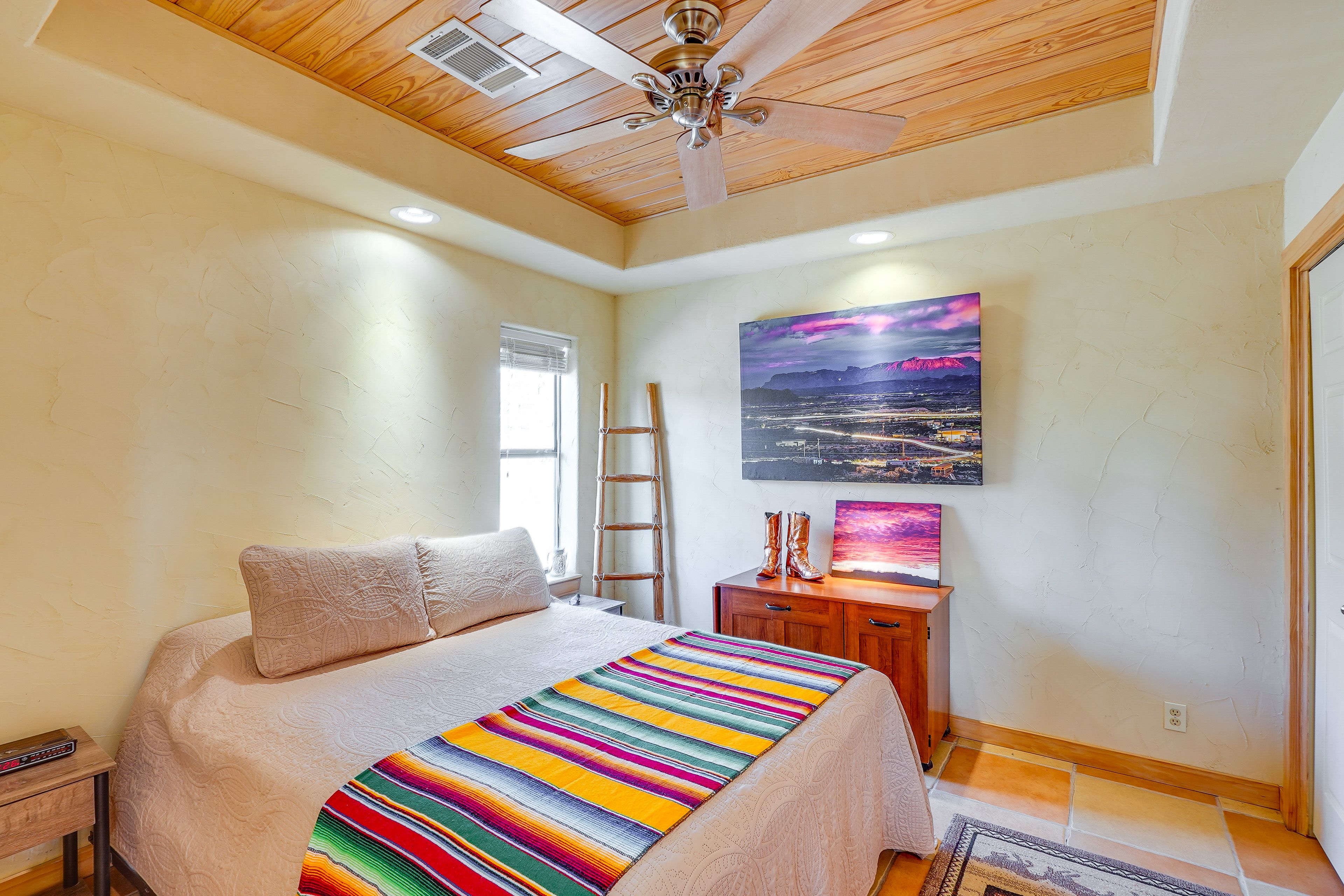 Bedroom 2 | Queen Bed