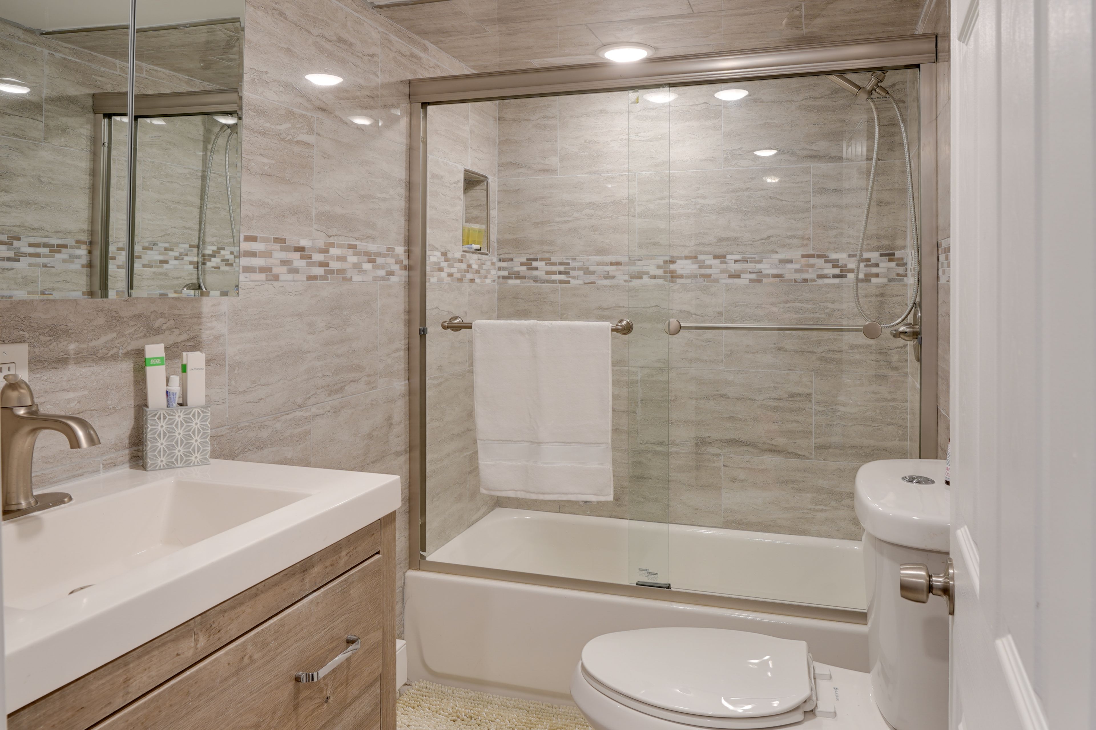 Full Bathroom | Hair Dryer | Towels Provided