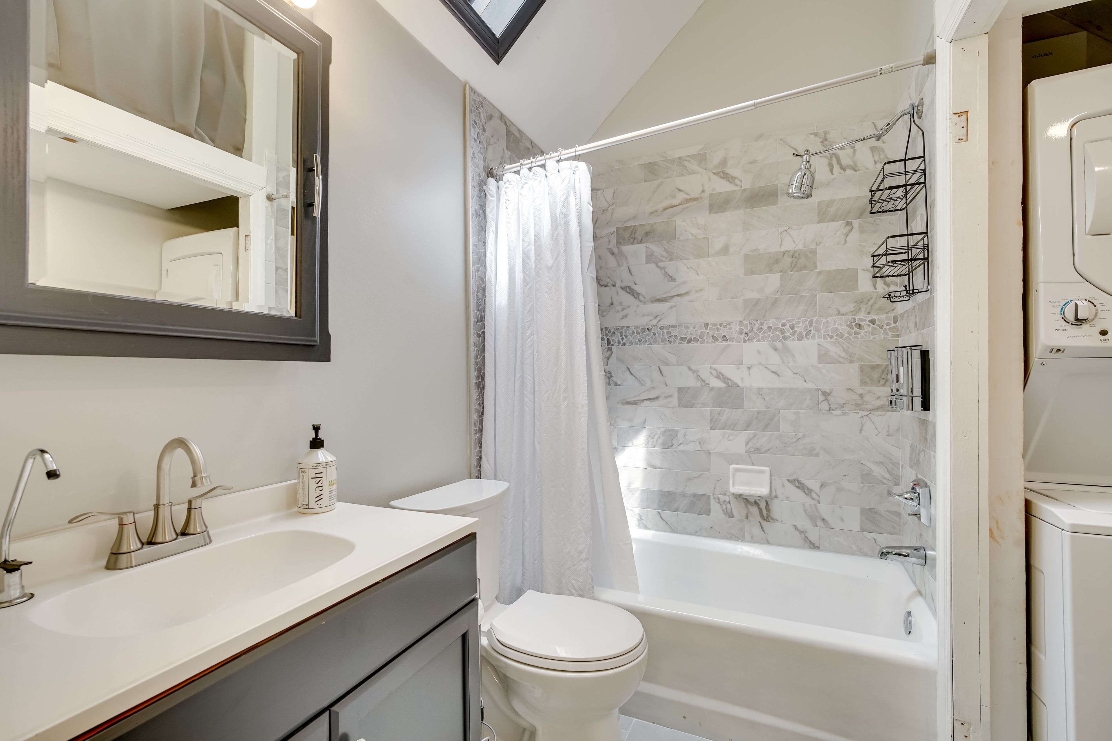 Full Bathroom | Complimentary Toiletries | Towels Provided