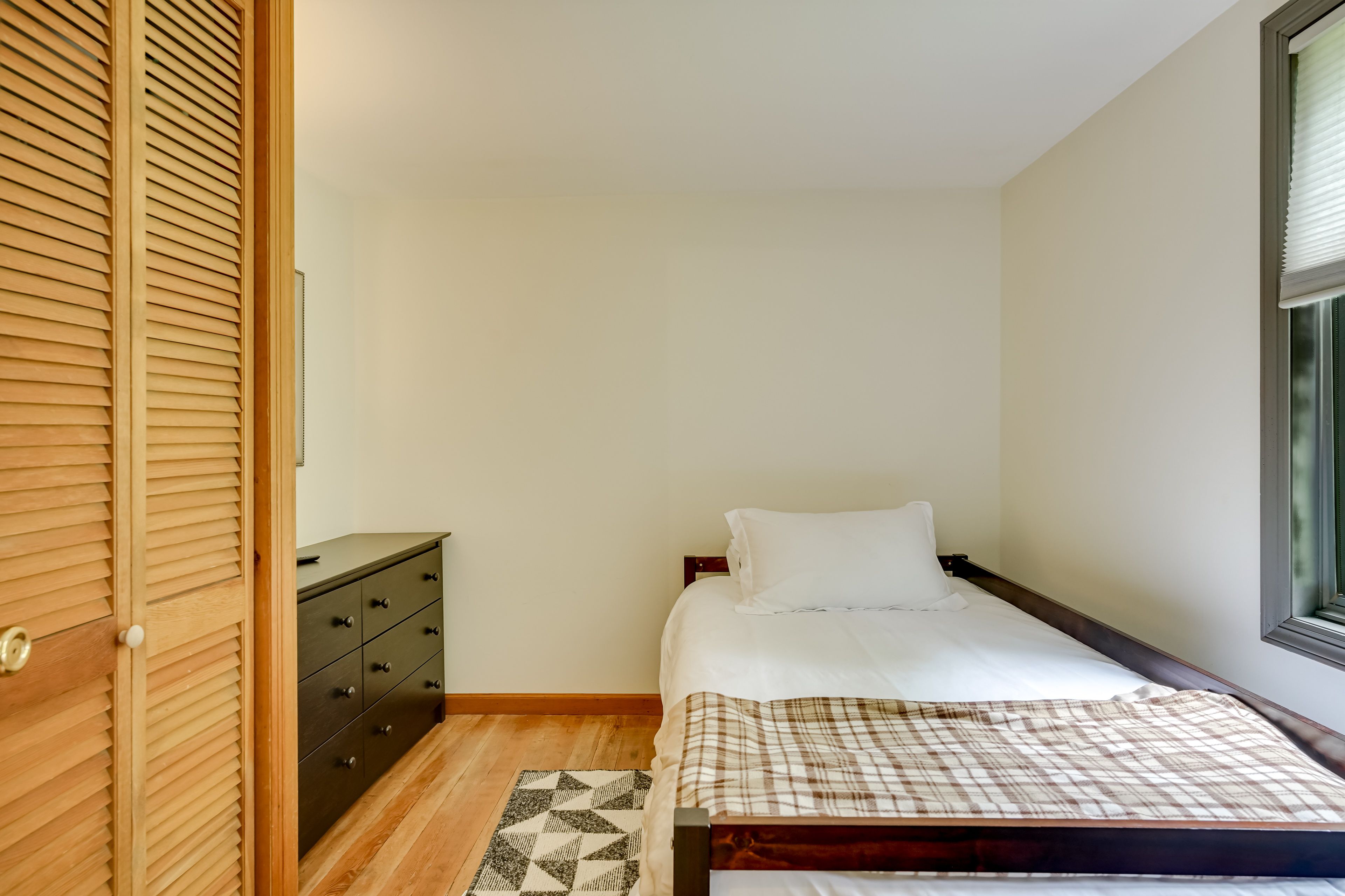 Bedroom | Twin Bed w/ Twin Trundle