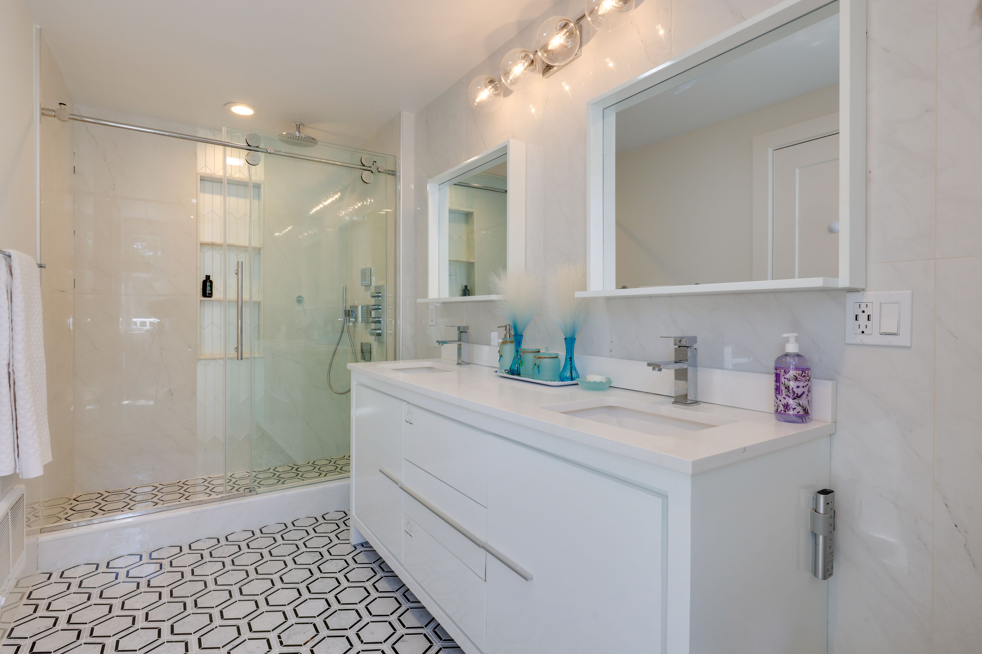 Full Bathroom | 2nd Floor | Walk-In Shower | Soaking Tub