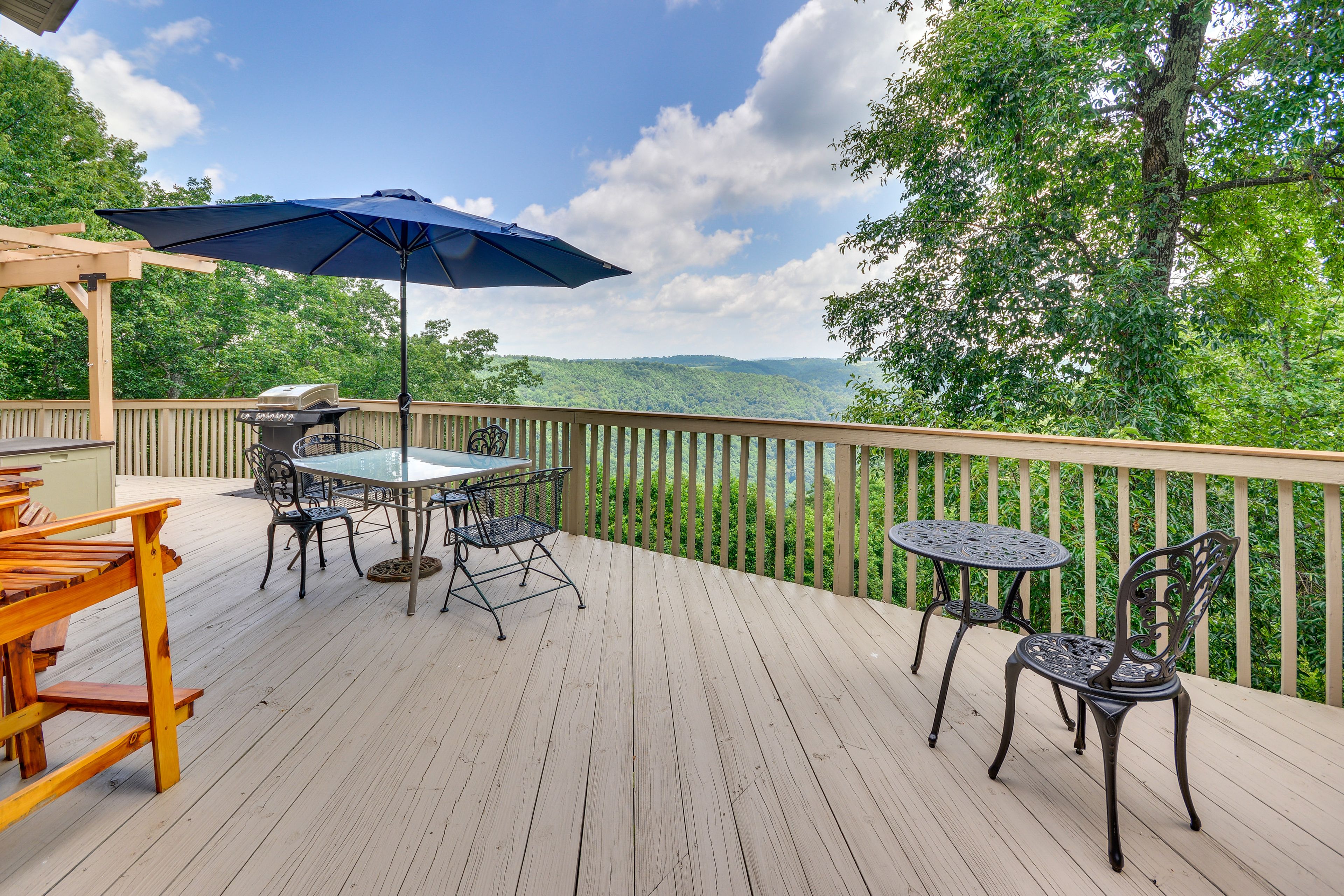 Deck | Mountain View | Gas Grill | Pergola | Swing Chair