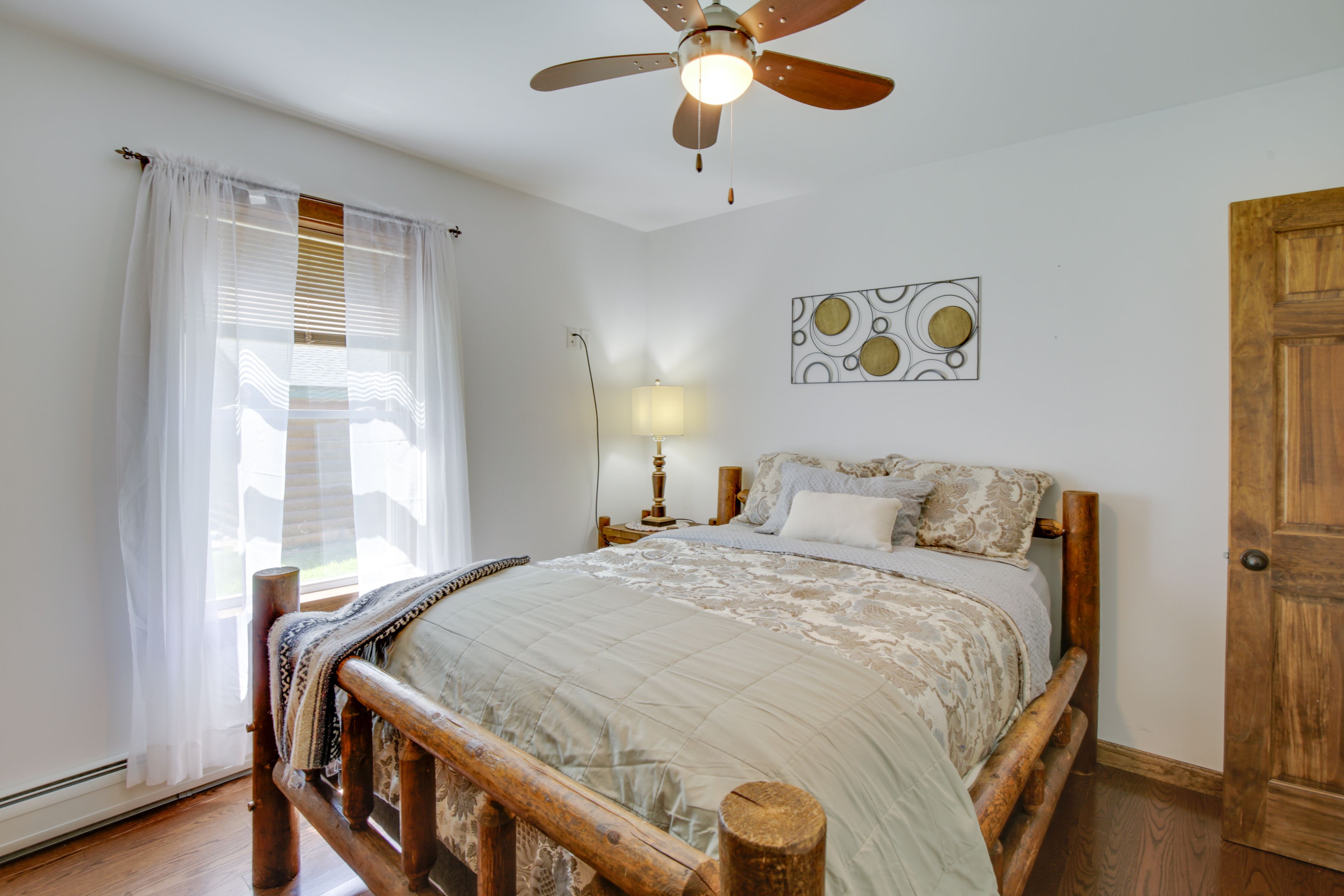 Bedroom 2 | Queen Bed | Main Floor