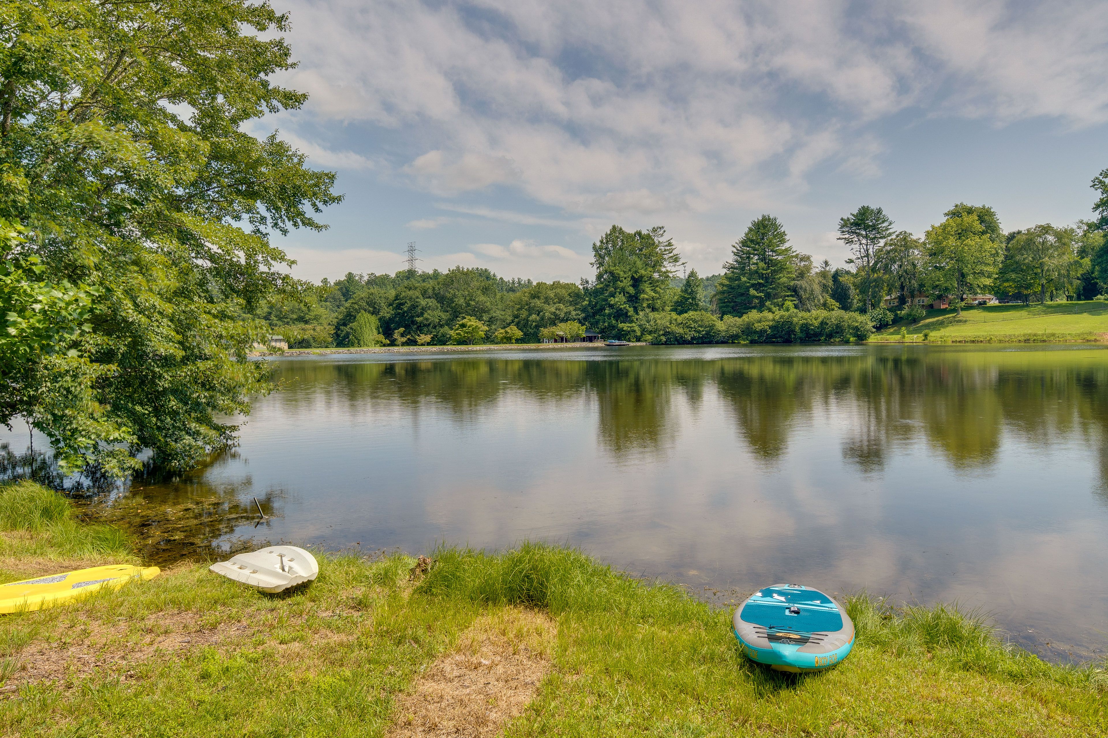 Lyday Lake On-Site | 2 Paddle Boards | Homeowner On-Site | Dog Friendly w/ Fee