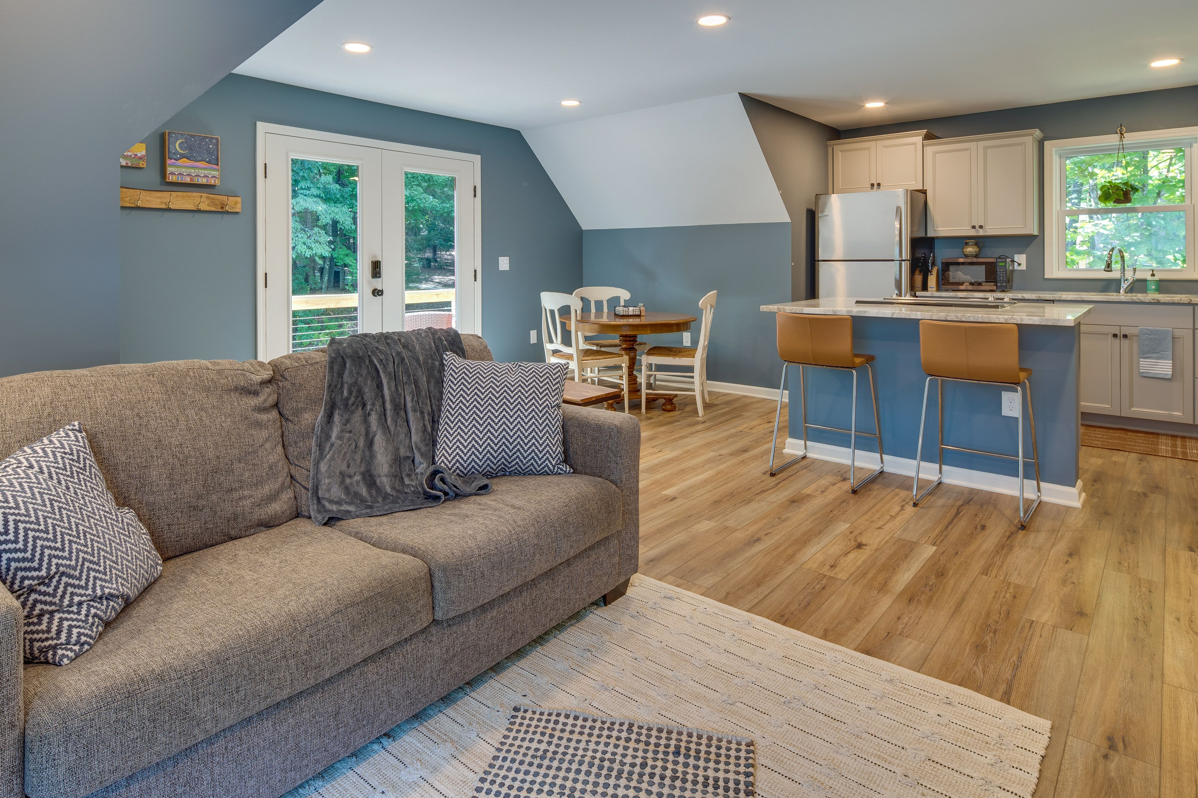 Living Room | Free WiFi | Central A/C