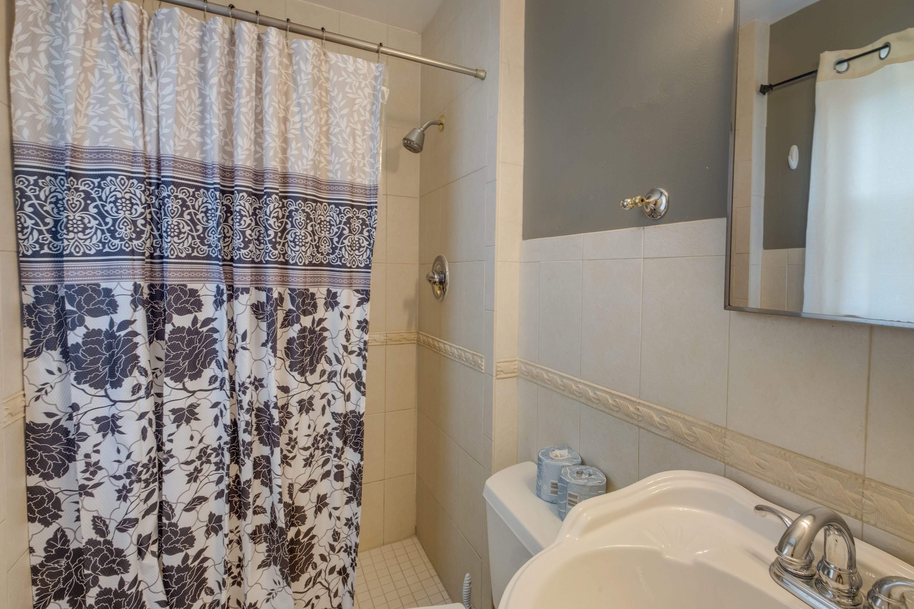 Full Bathroom | Complimentary Toiletries