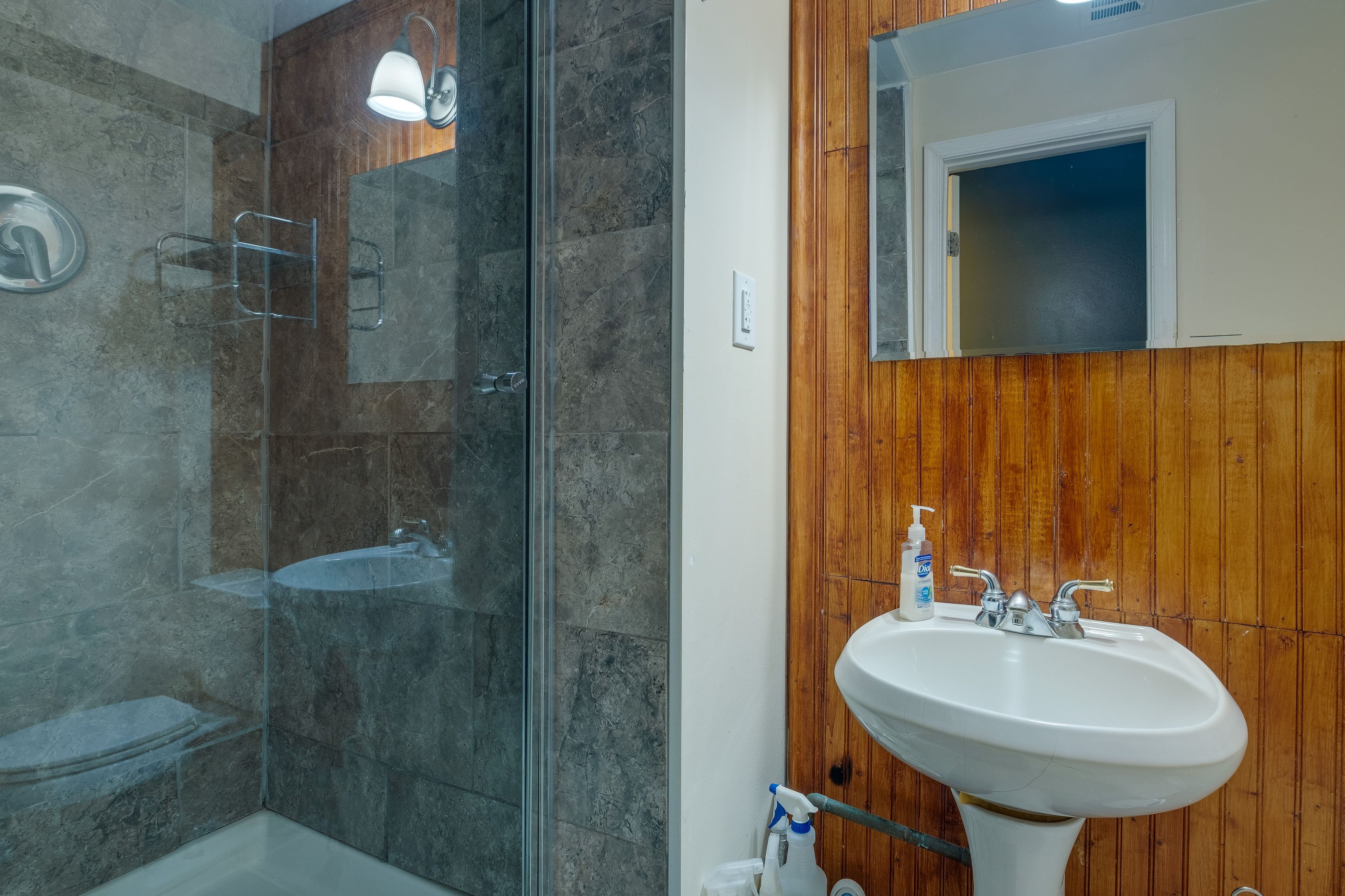 Full Bathroom | Towels Provided