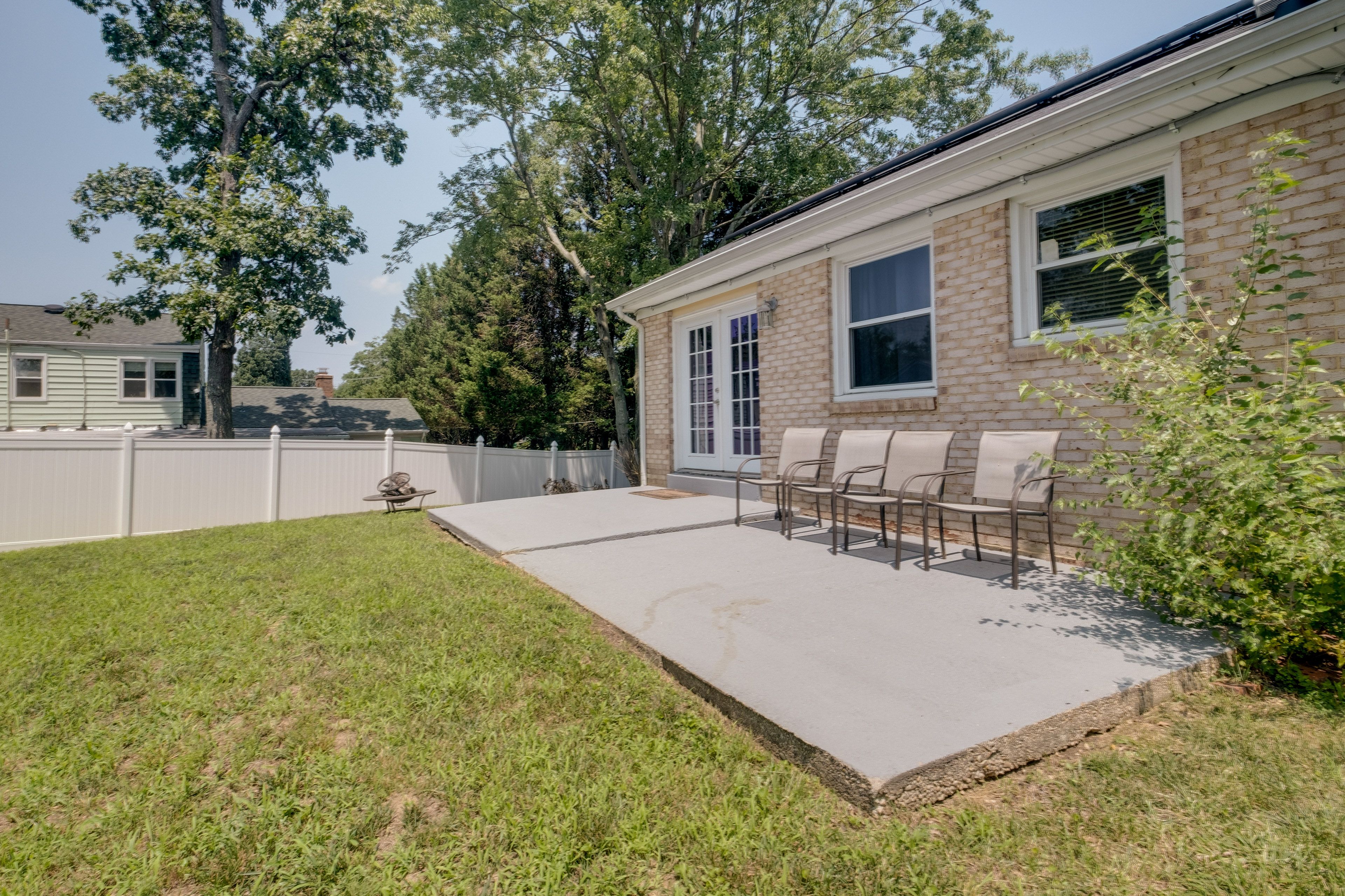 Clinton Vacation Rental | 6BR | 3BA | Steps Required | 2,788 Sq Ft