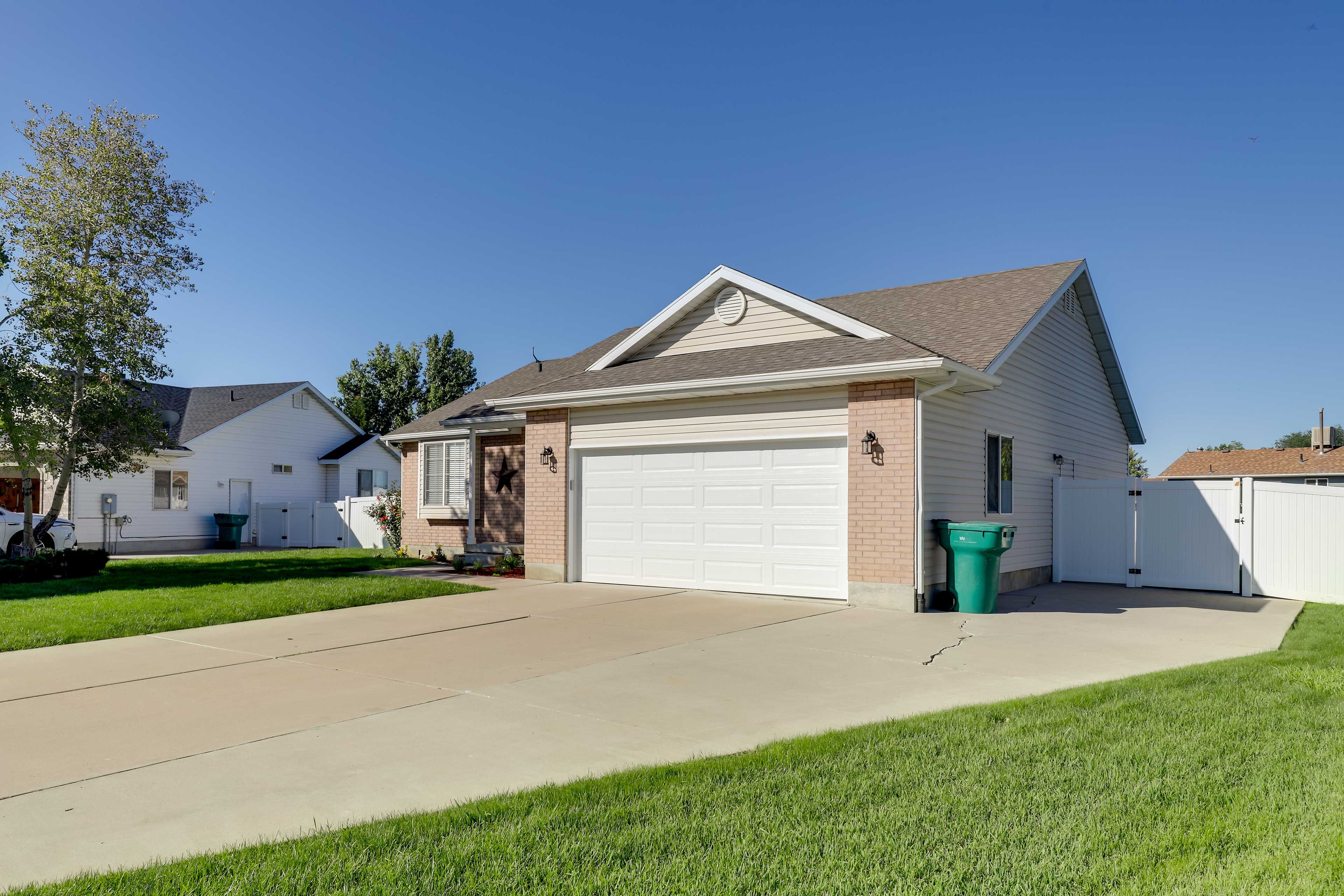 Parking | Driveway (3 Vehicles) | RV/Trailer Parking | Free Street Parking