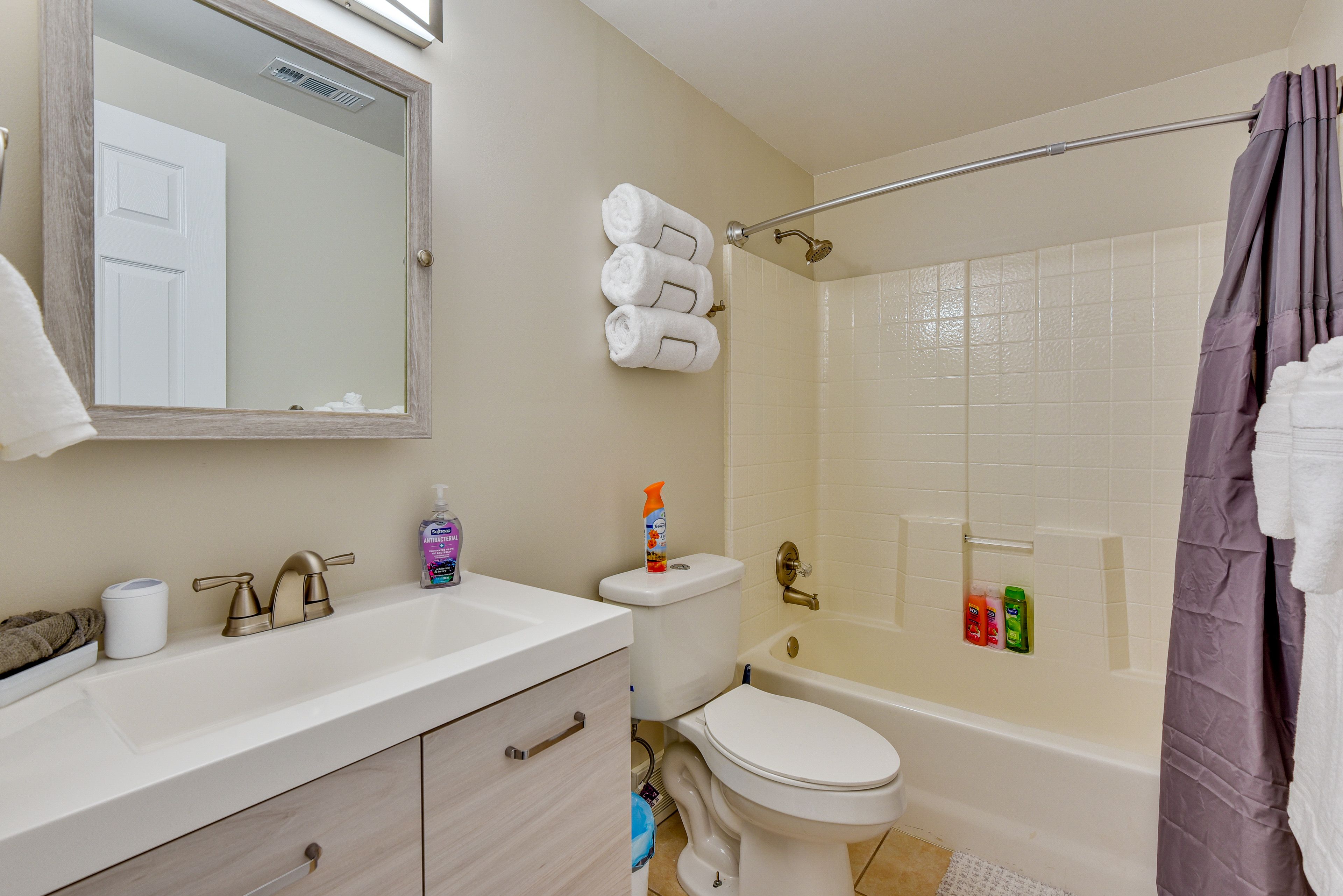 Full Bathroom | Towels Provided
