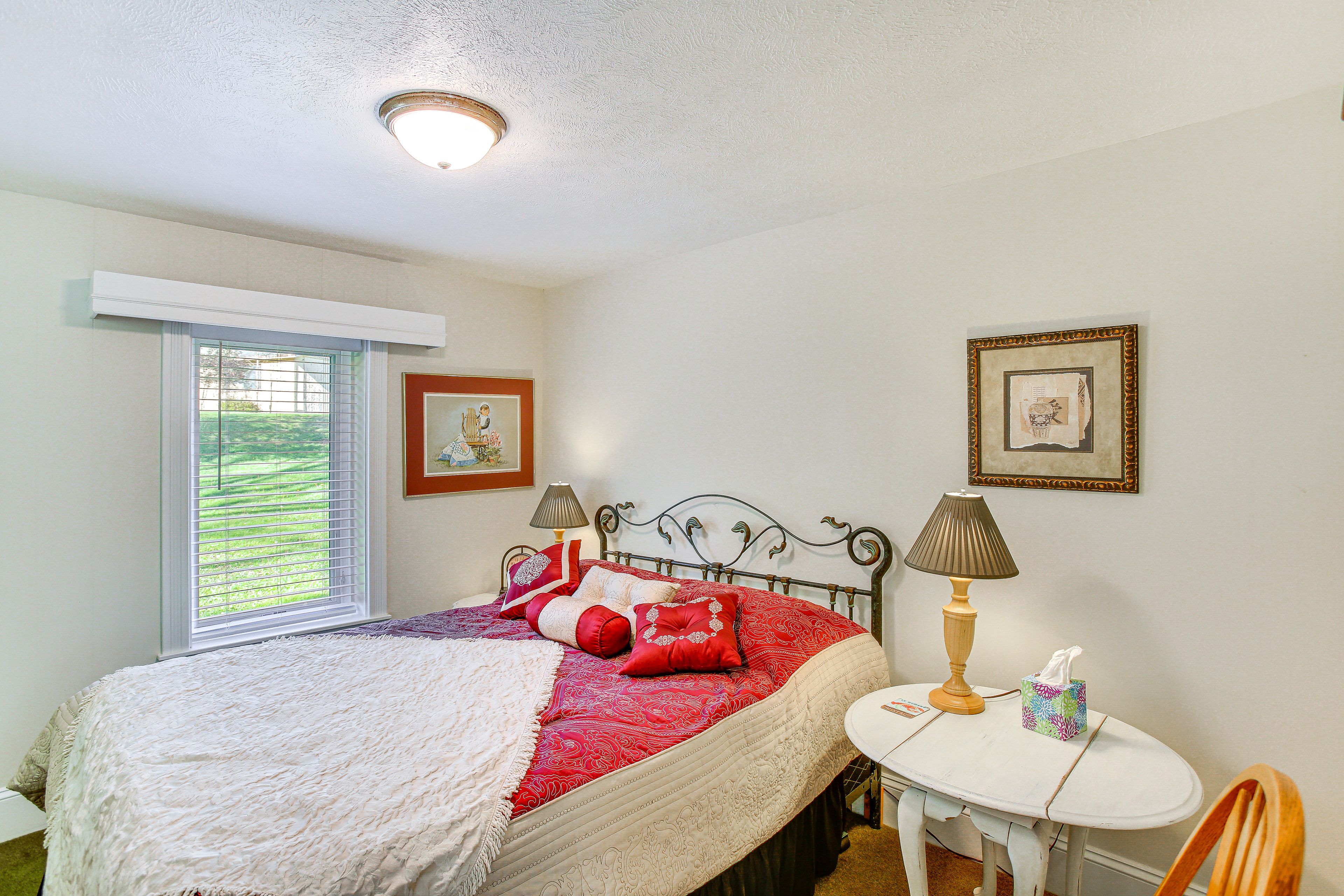 Bedroom 1 | Queen Bed