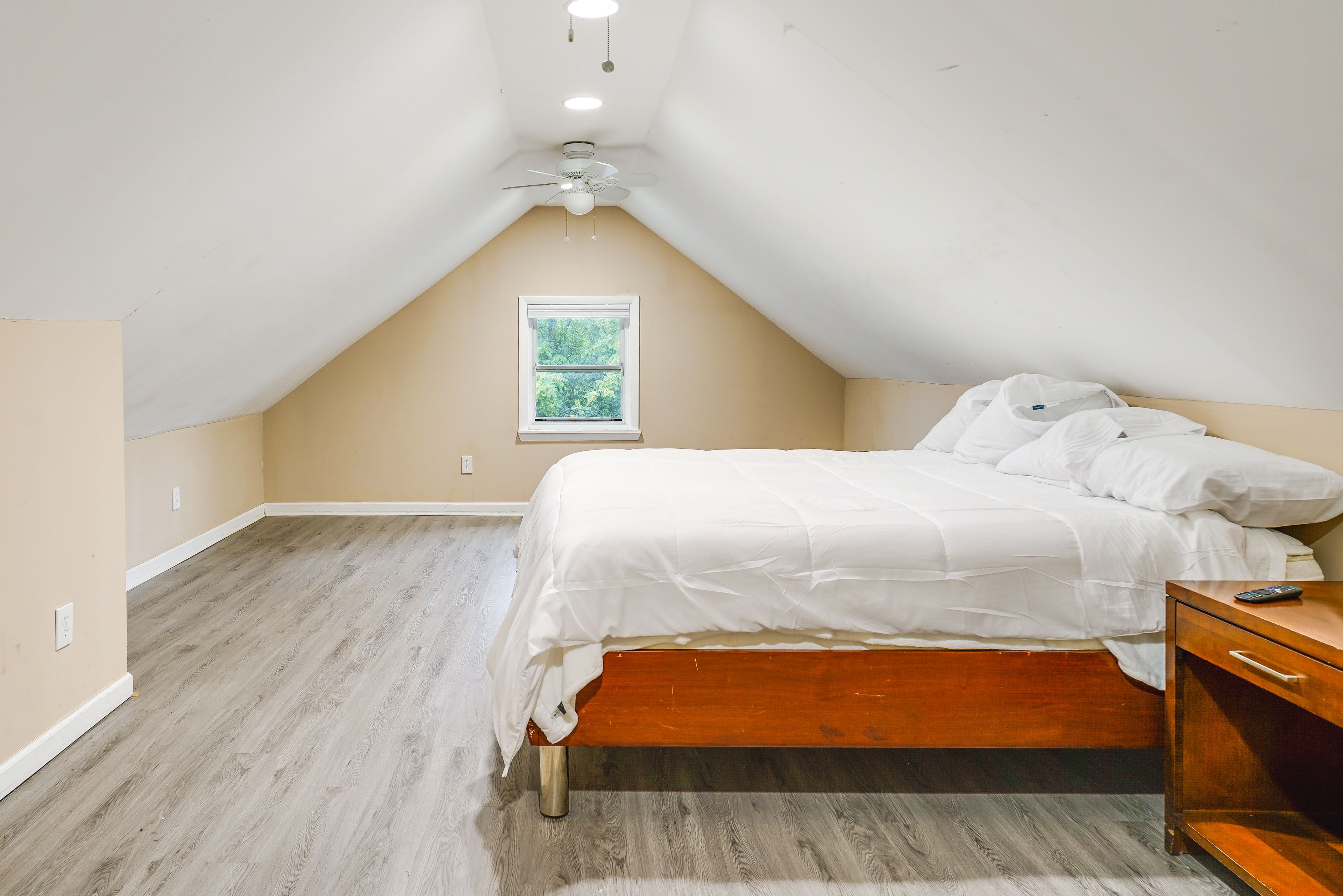 Bedroom 3 | Queen Bed