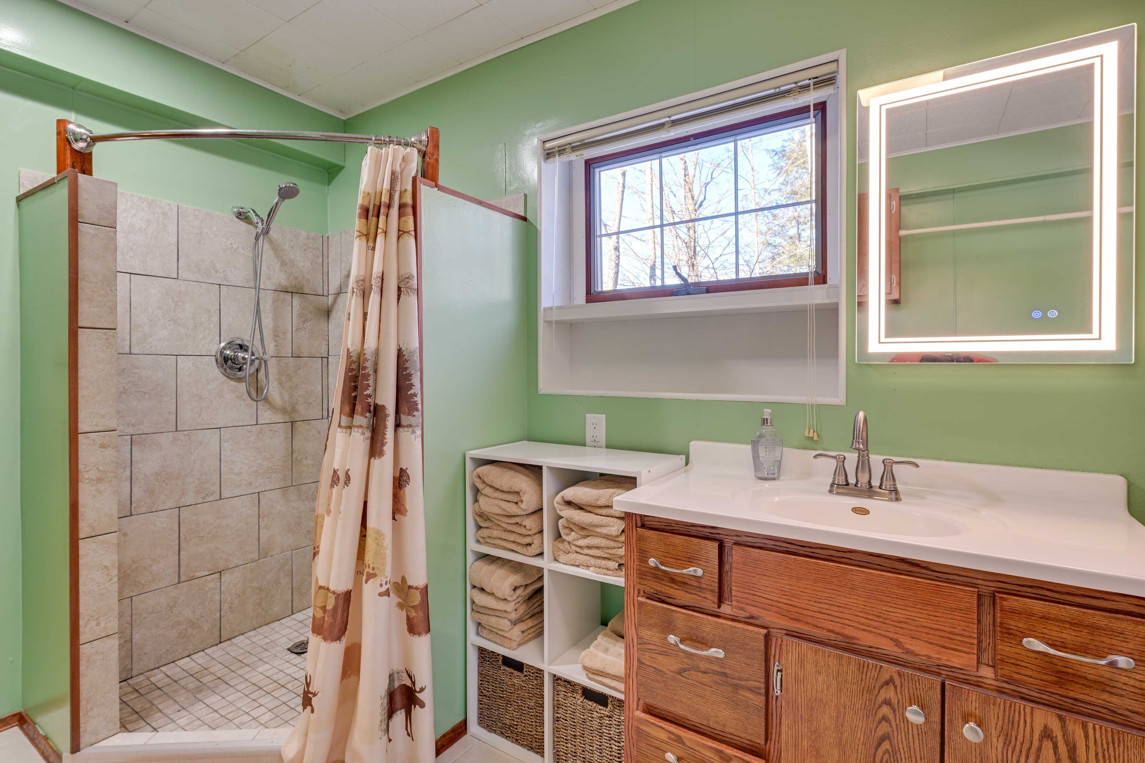 Full Bathroom | Complimentary Toiletries | Towels Provided