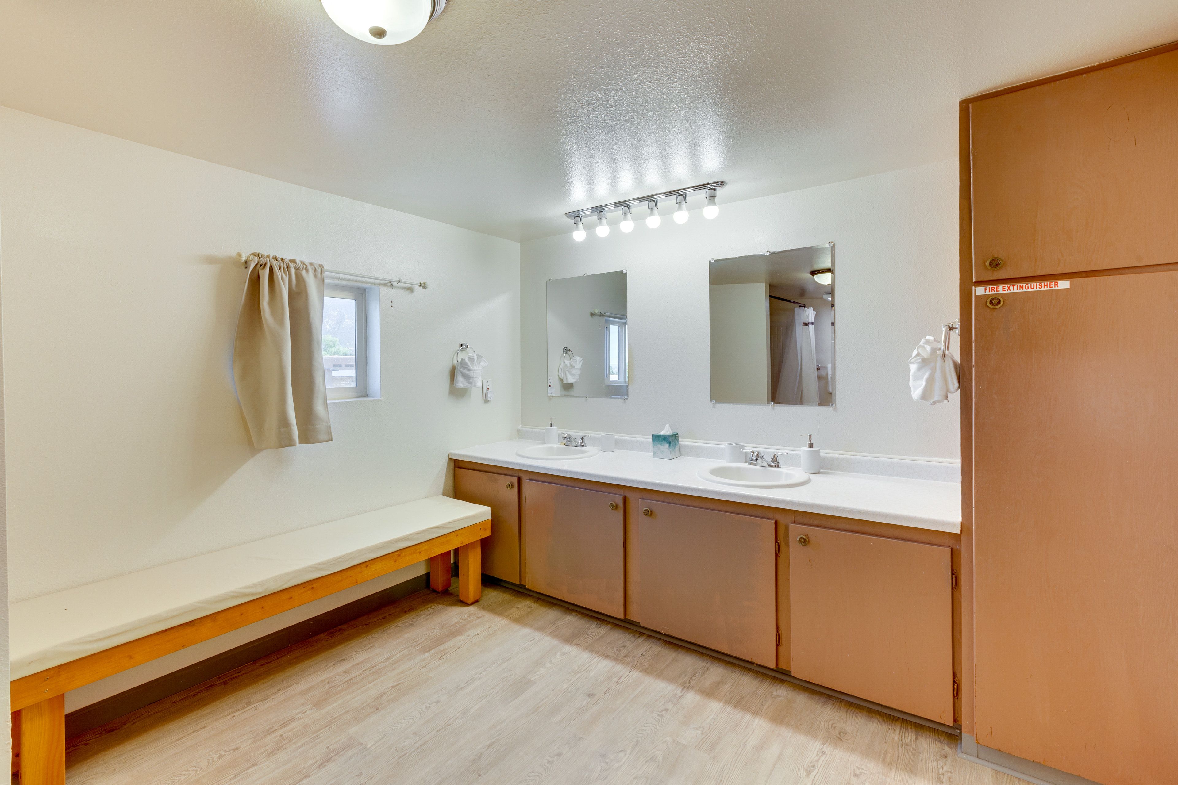 Full Bathroom | 1st Floor | Towels Provided