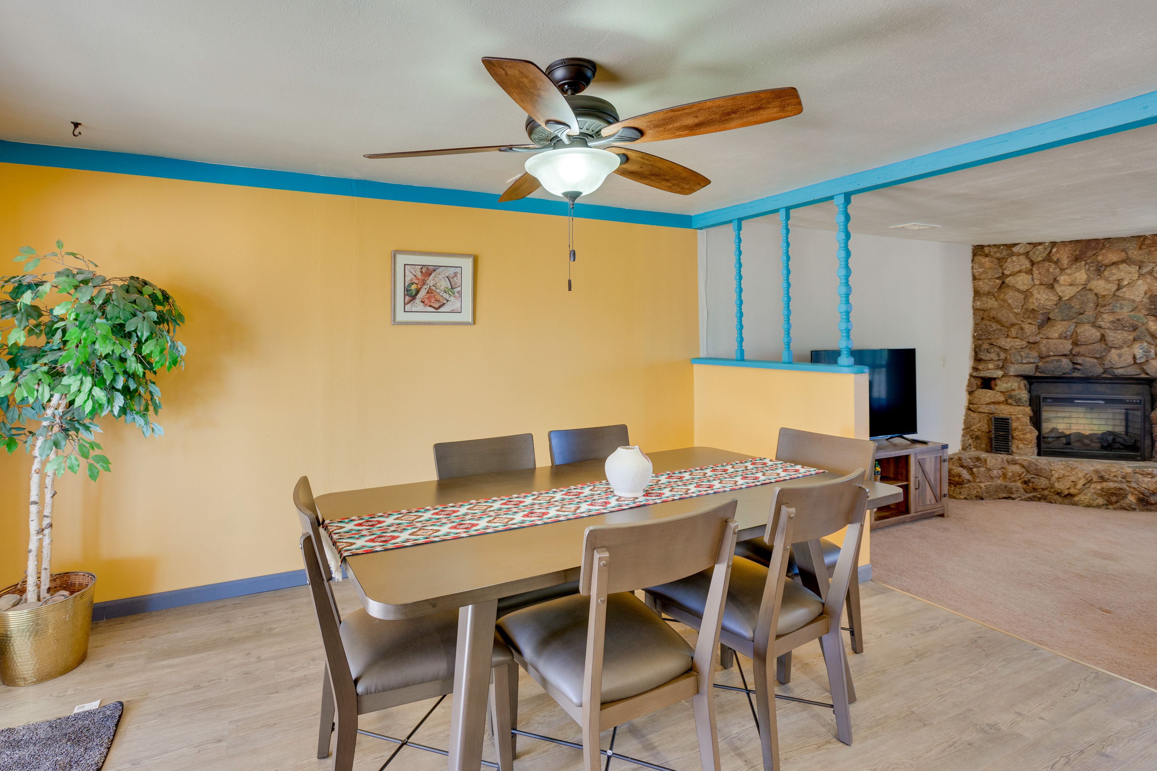Dining Area | Dishware & Flatware Provided