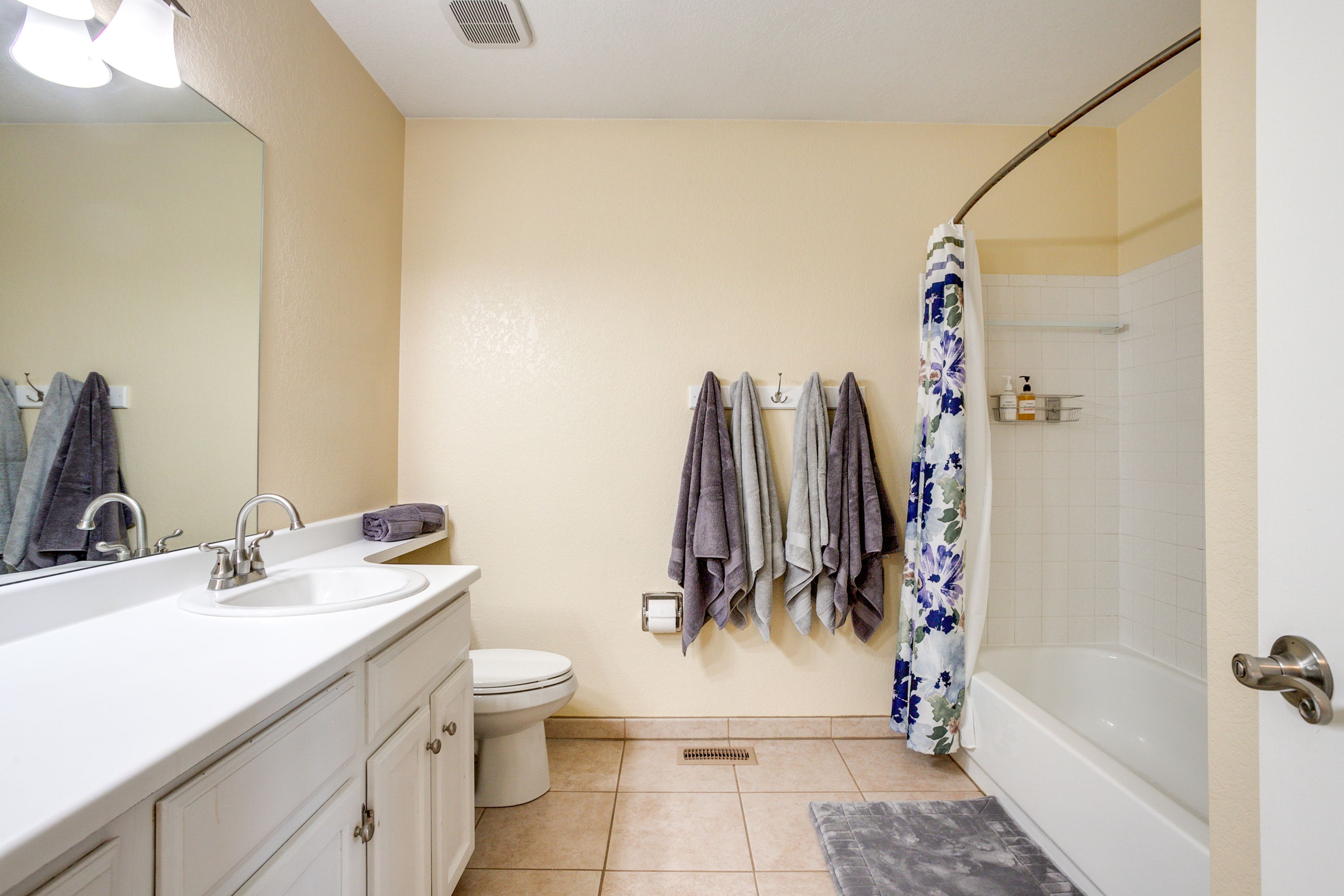 Full Bathroom | Towels Provided | Complimentary Toiletries